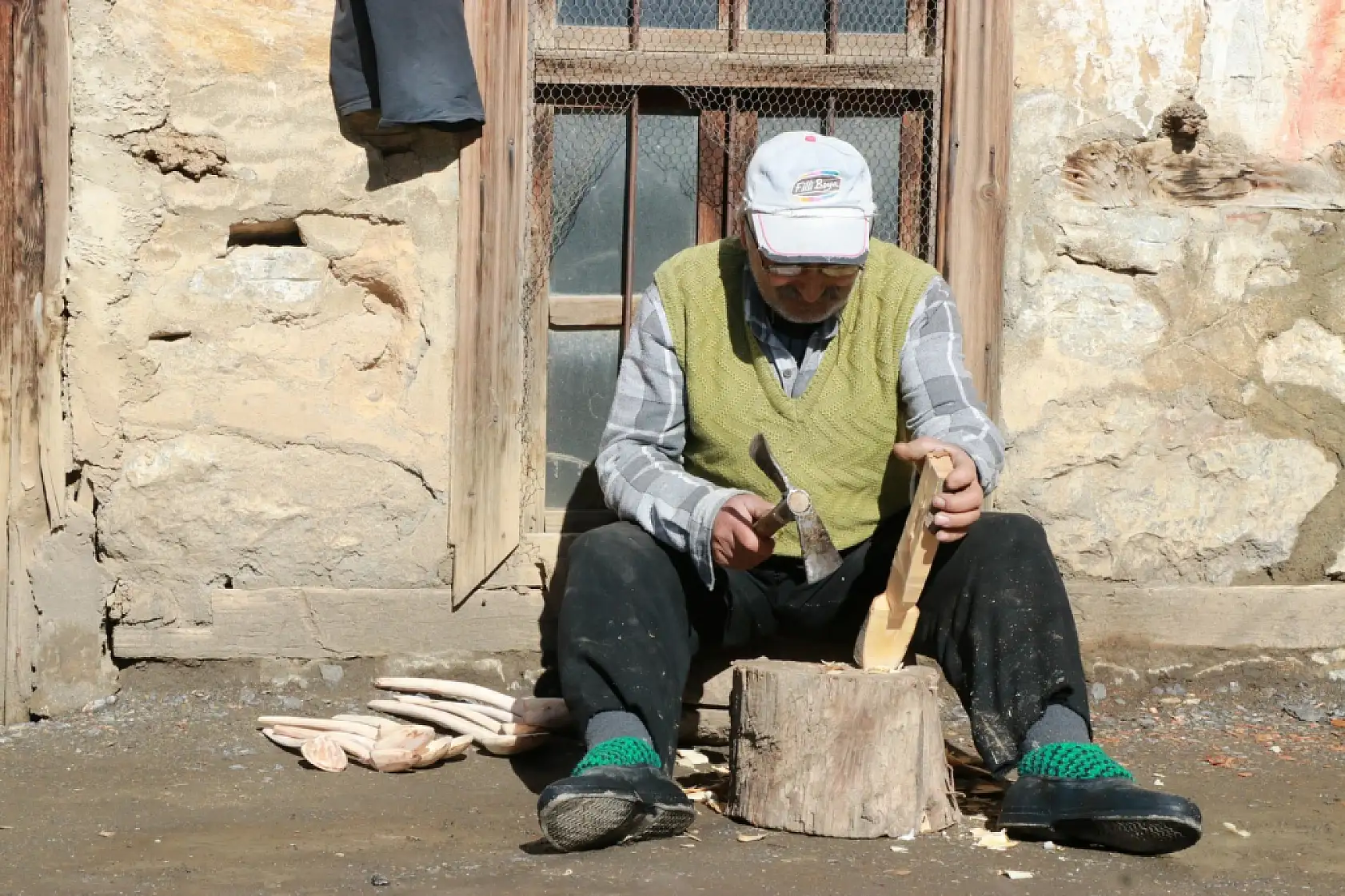 Konya'da yarım asırlık ata mirası: İlyas Usta ağaçları sanata dönüştürüyor