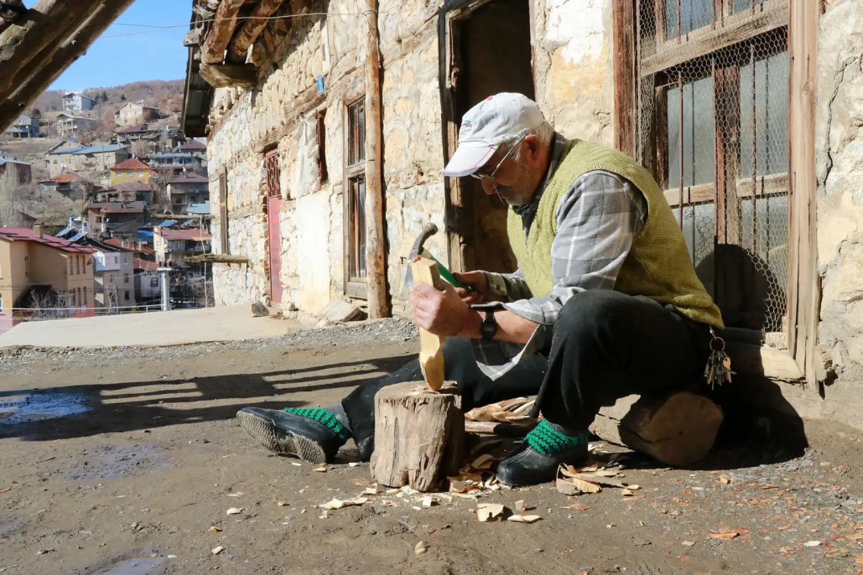 Konya'da yarım asırlık ata mirası: İlyas Usta ağaçları sanata dönüştürüyor