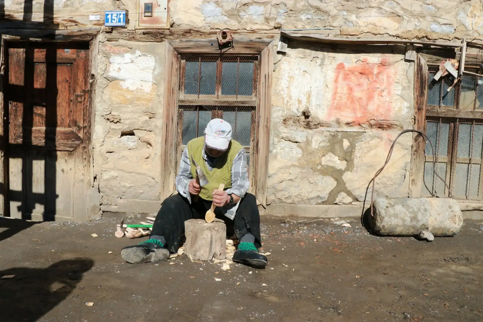 Konya'da yarım asırlık ata mirası: İlyas Usta ağaçları sanata dönüştürüyor