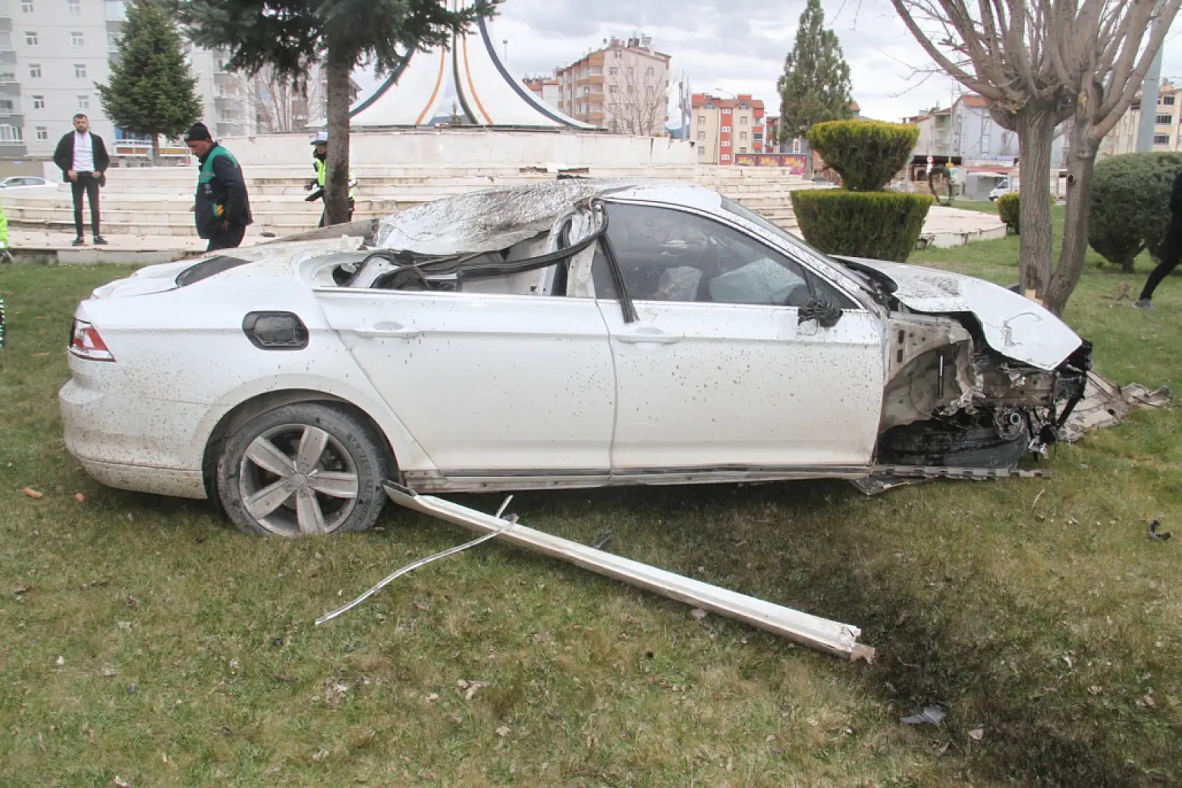 Konya'daki kavşak savaş alanına döndü: Otomobilin motoru yerinden koptu