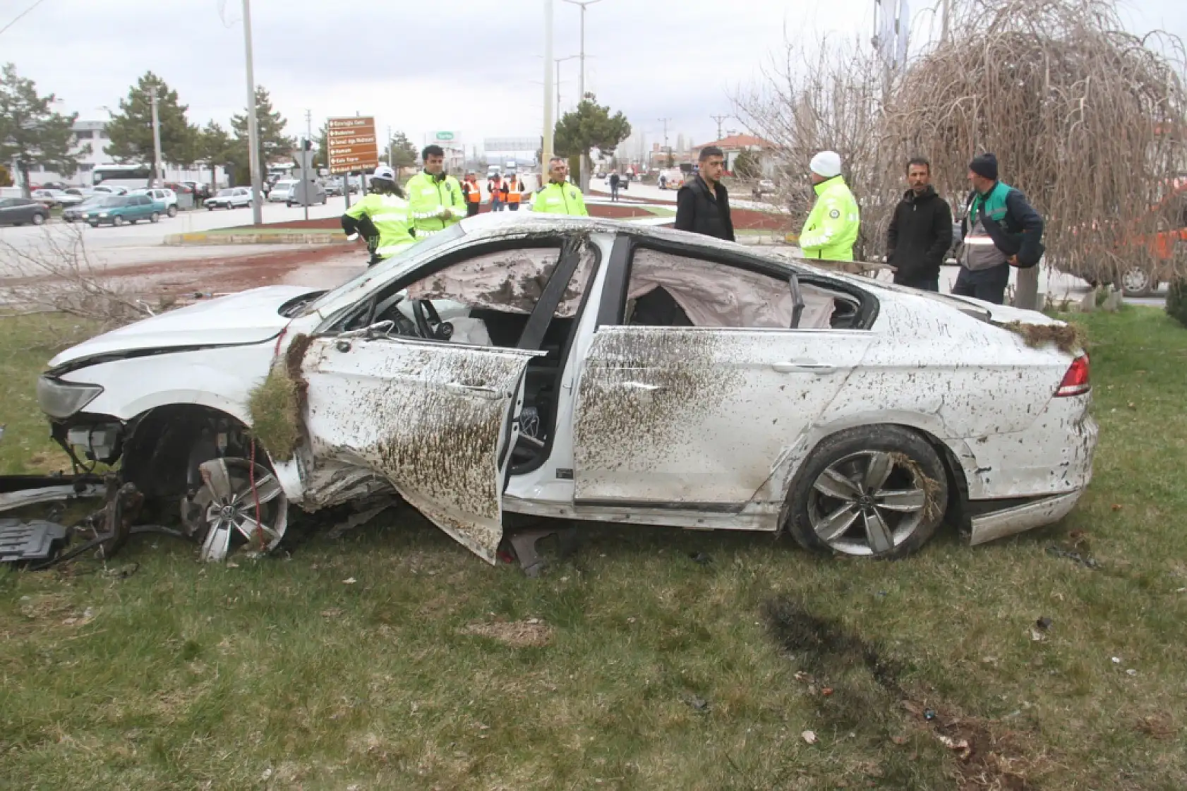 Konya'daki kavşak savaş alanına döndü: Otomobilin motoru yerinden koptu