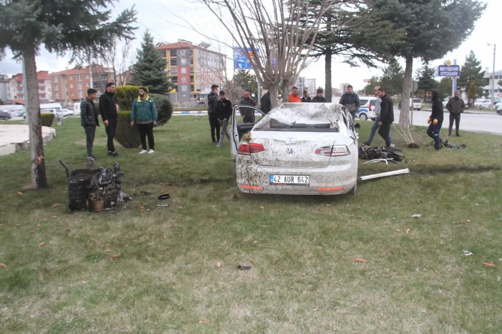 Konya'daki kavşak savaş alanına döndü: Otomobilin motoru yerinden koptu