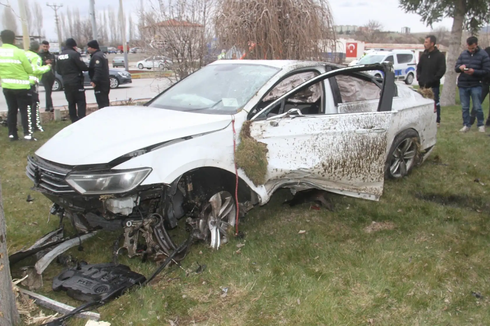 Konya'daki kavşak savaş alanına döndü: Otomobilin motoru yerinden koptu