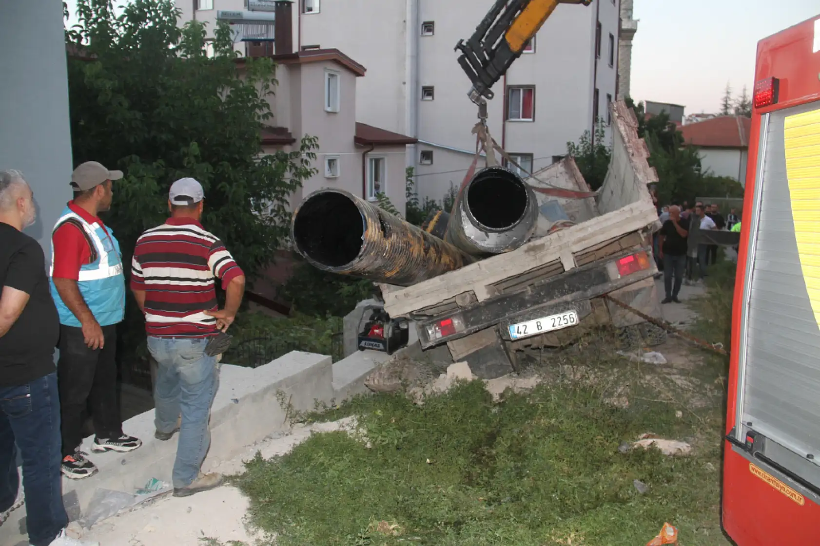 Konya'da genç, dehşeti yaşadı! Kamyoneti durdurmak isterken sıkıştı