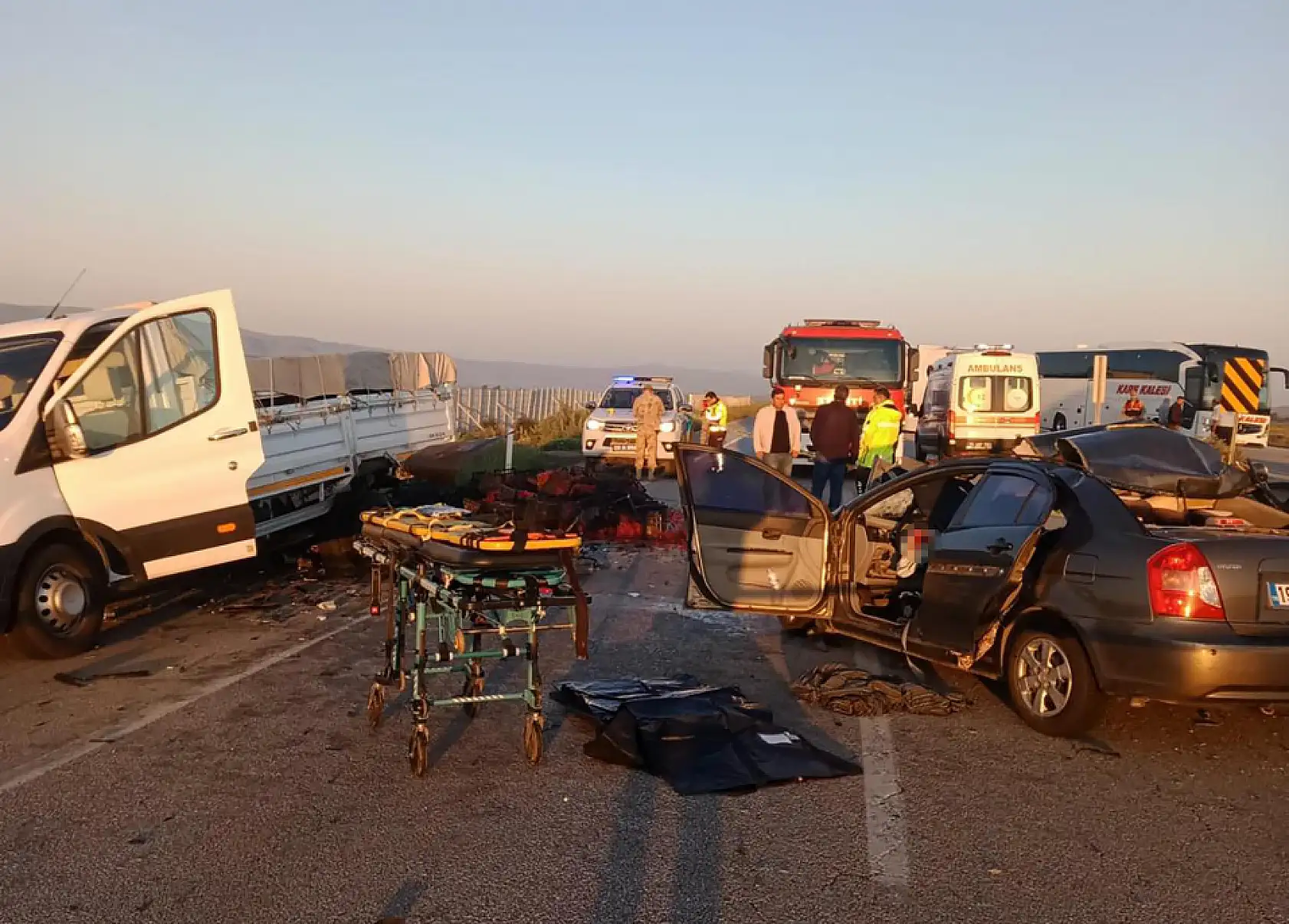 Sabah karşı acı kaza! Otomobil kamyonete arkadan çarptı: 3 ölü, 3 yaralı