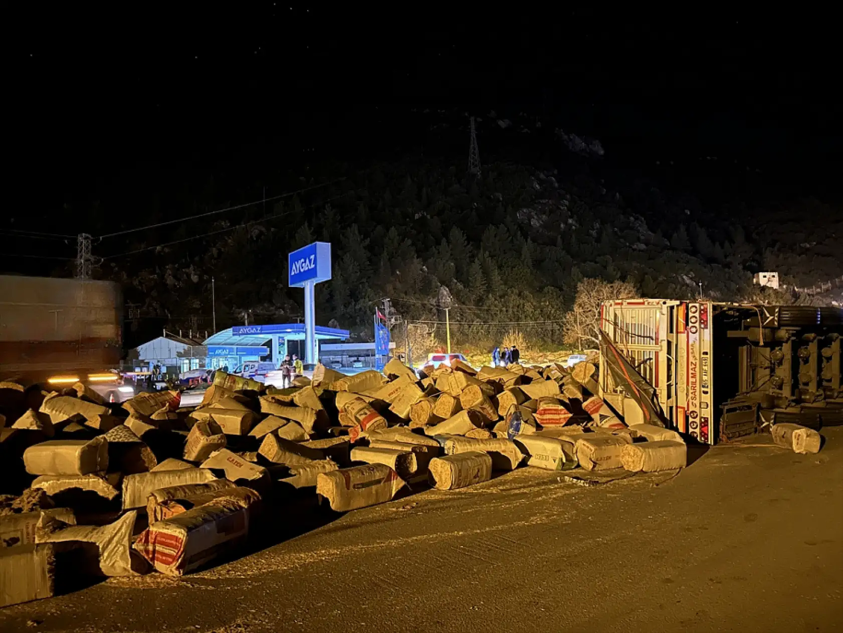 Tır devrildi... Konya-Isparta yolu trafiğe kapandı!