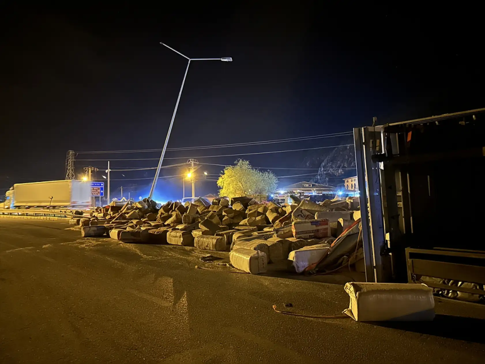 Tır devrildi... Konya-Isparta yolu trafiğe kapandı!