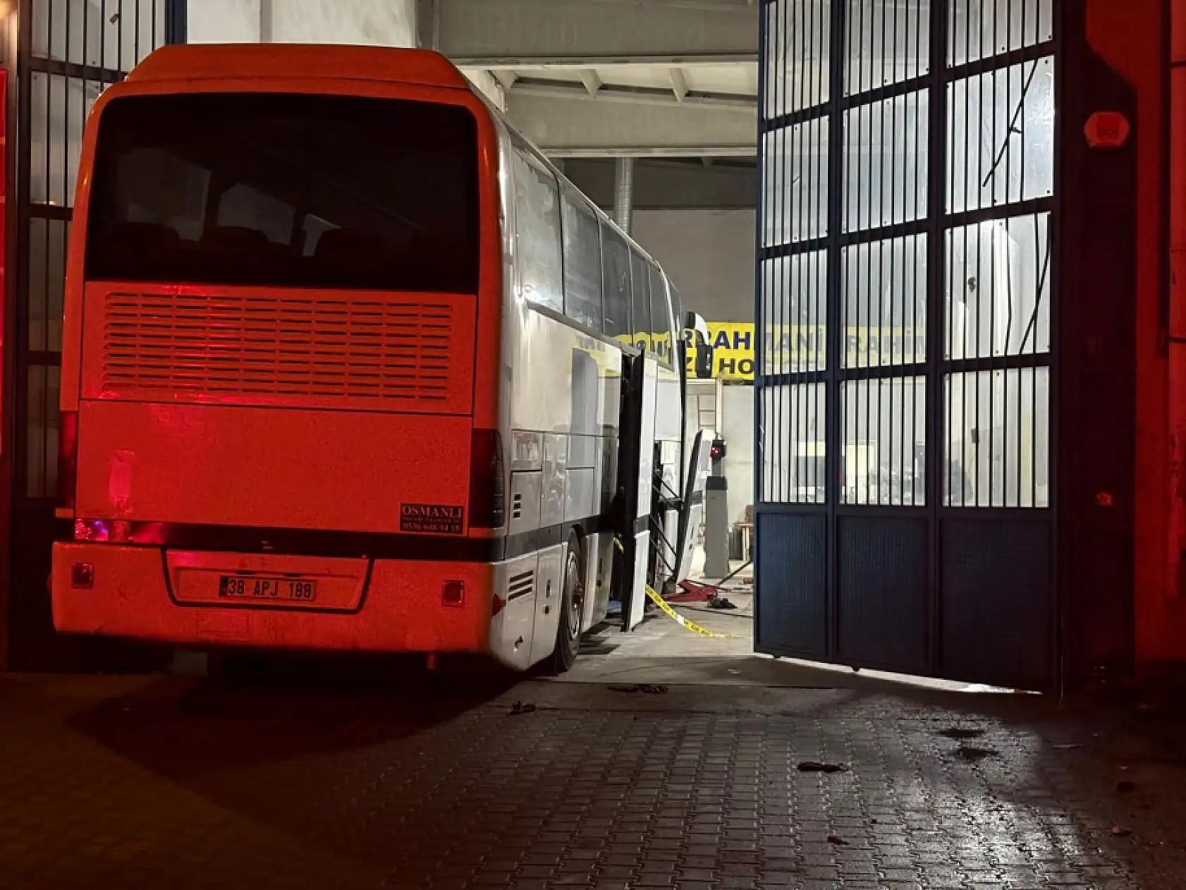 Feci iş kazası... Bakımını yaptığı otobüsün altında kalan tamirci can verdi