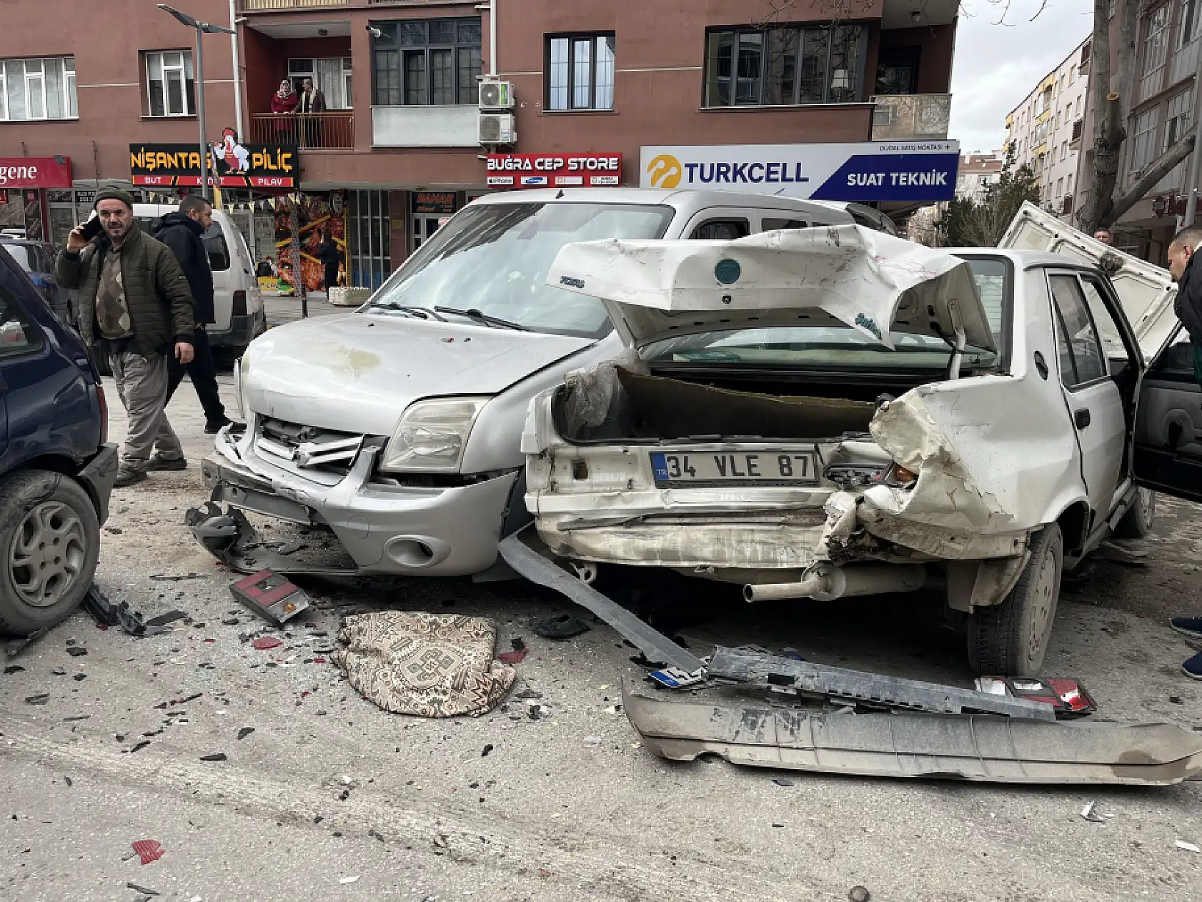 Konya merkezde kamyonet, kırmızı ışıkta bekleyen 7 aracın arasına daldı