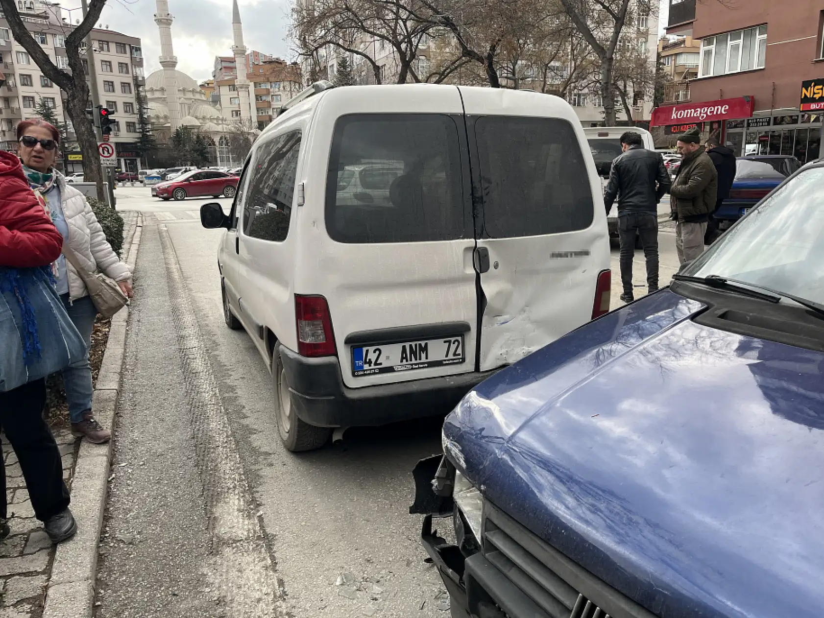 Konya merkezde kamyonet, kırmızı ışıkta bekleyen 7 aracın arasına daldı
