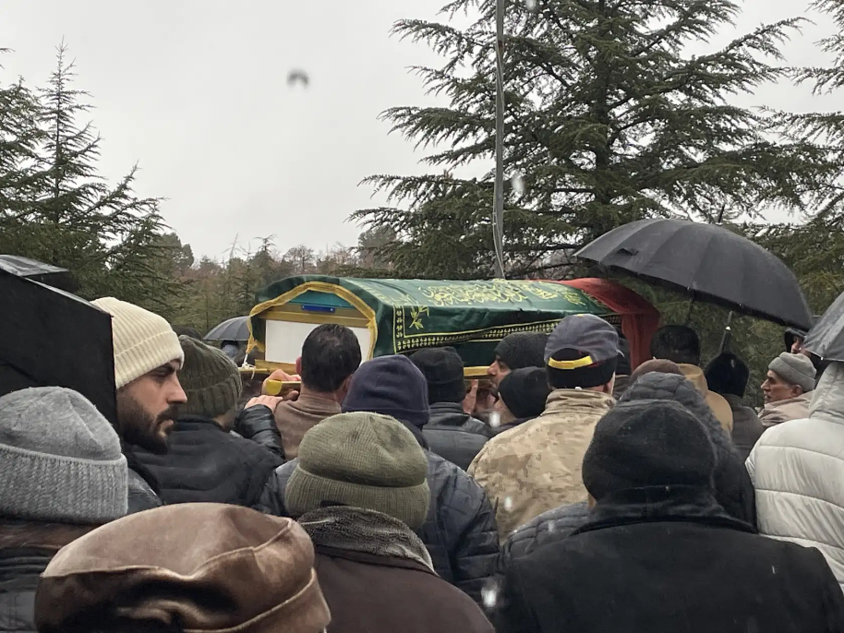 Yan yana defnedildiler: Konya'da anne ve kızından geriye acı hikaye kaldı