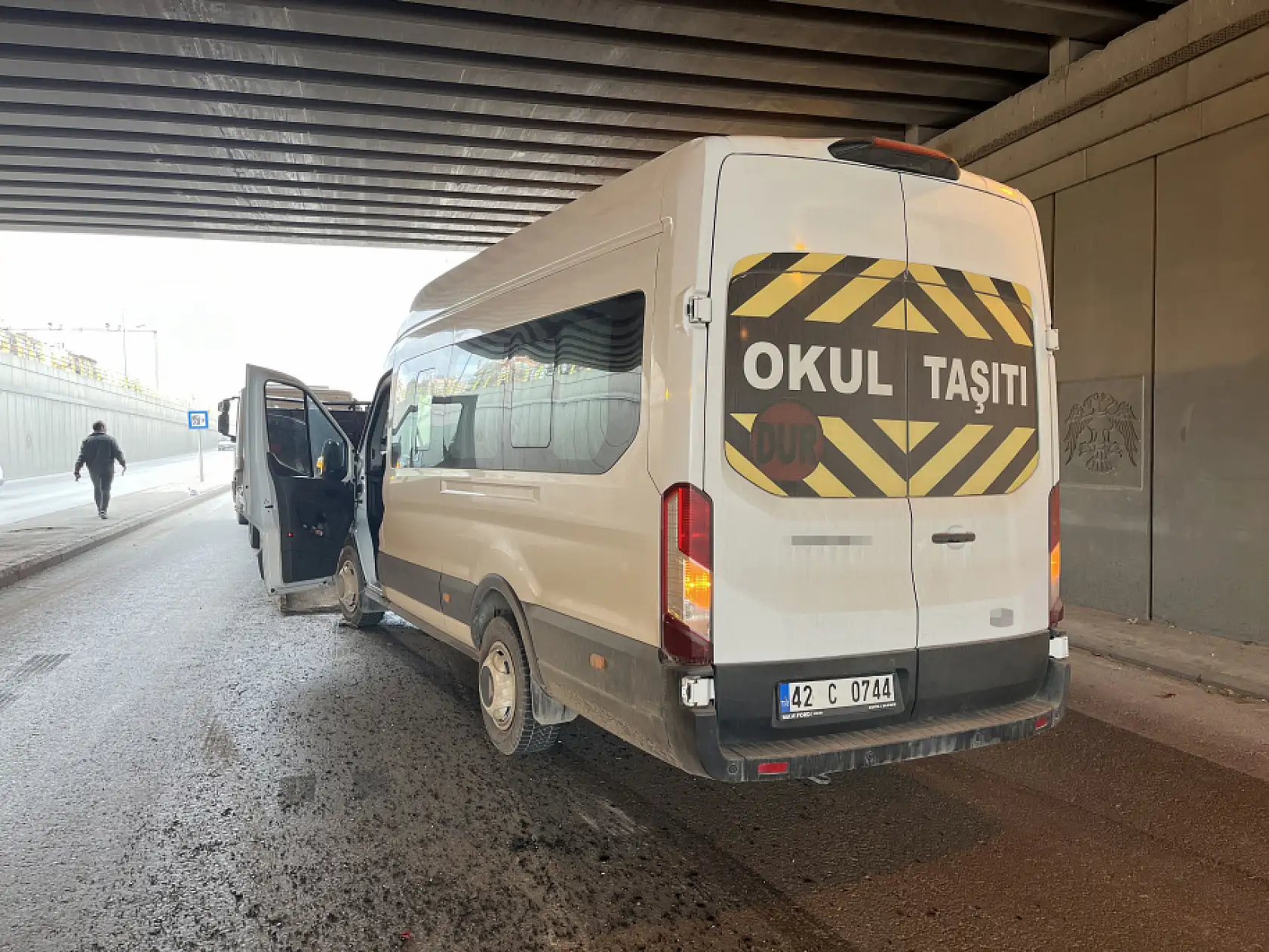 Konya merkezde servis aracı ile otomobil çarpıştı: Yaralılar var