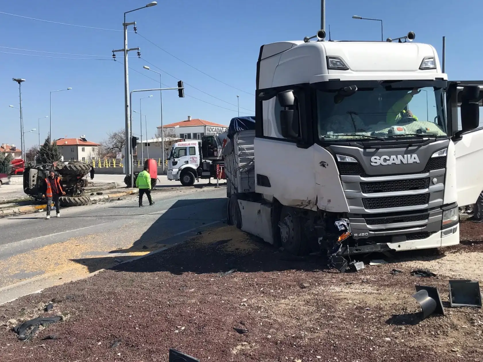 Konya'da korkunç kaza: Mısır yüklü tır, traktörü ikiye böldü!
