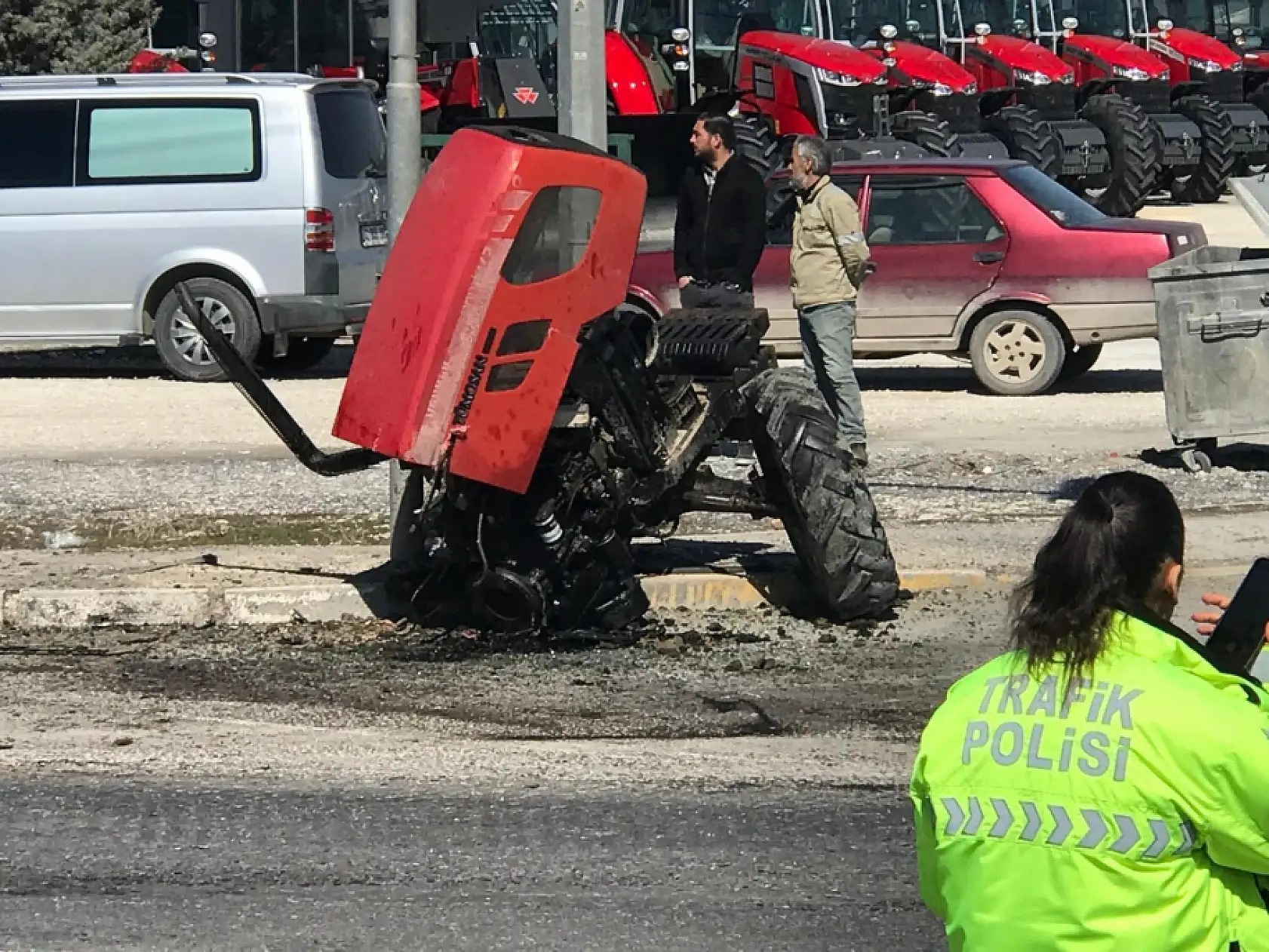 Konya'da korkunç kaza: Mısır yüklü tır, traktörü ikiye böldü!
