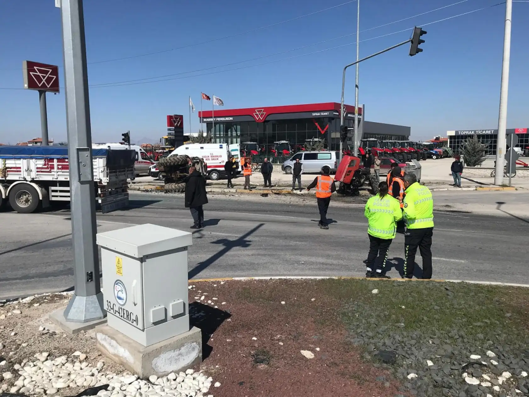 Konya'da korkunç kaza: Mısır yüklü tır, traktörü ikiye böldü!