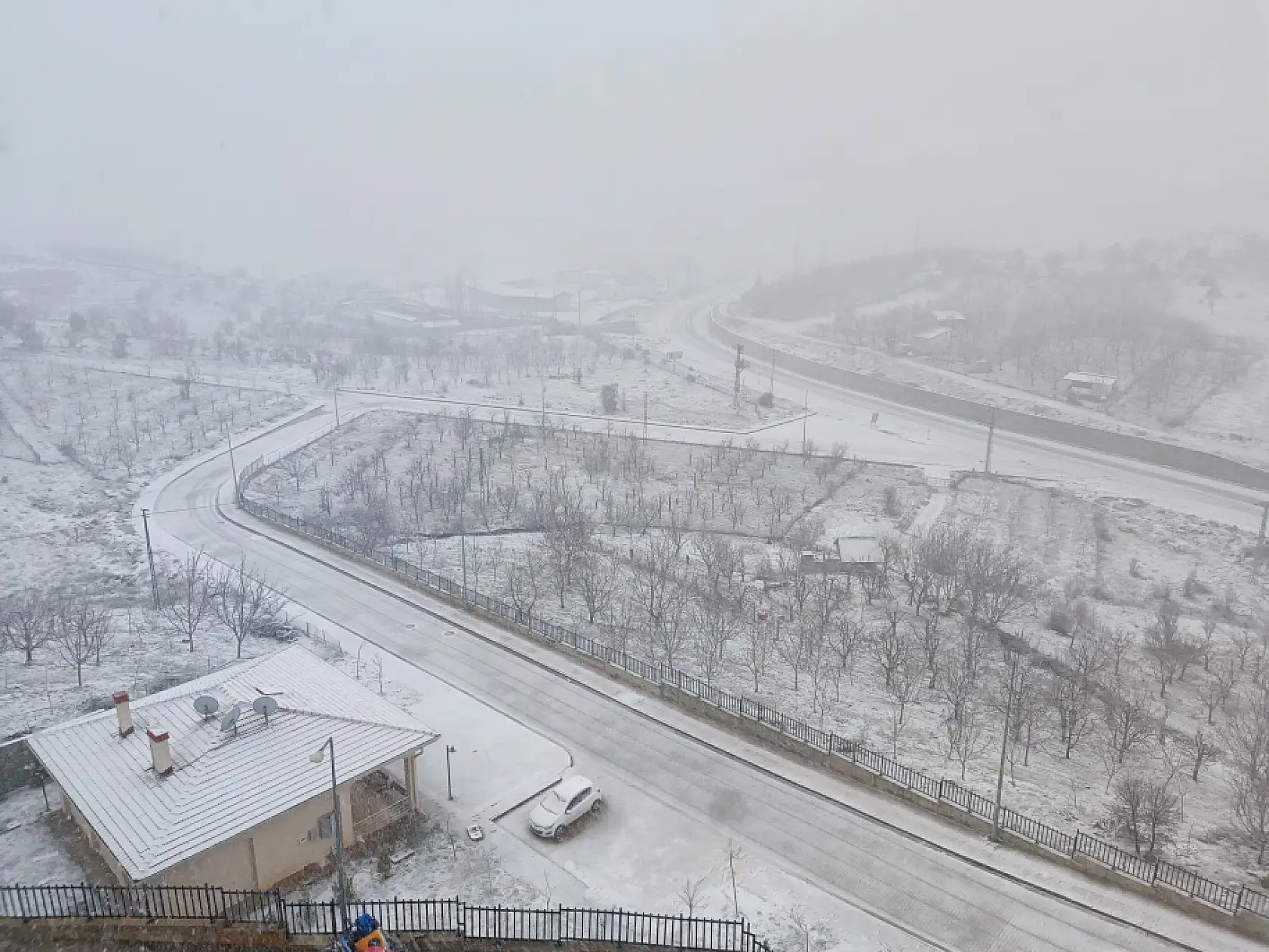Konya'ya nisan ayında kar sürprizi: Beyaza büründü