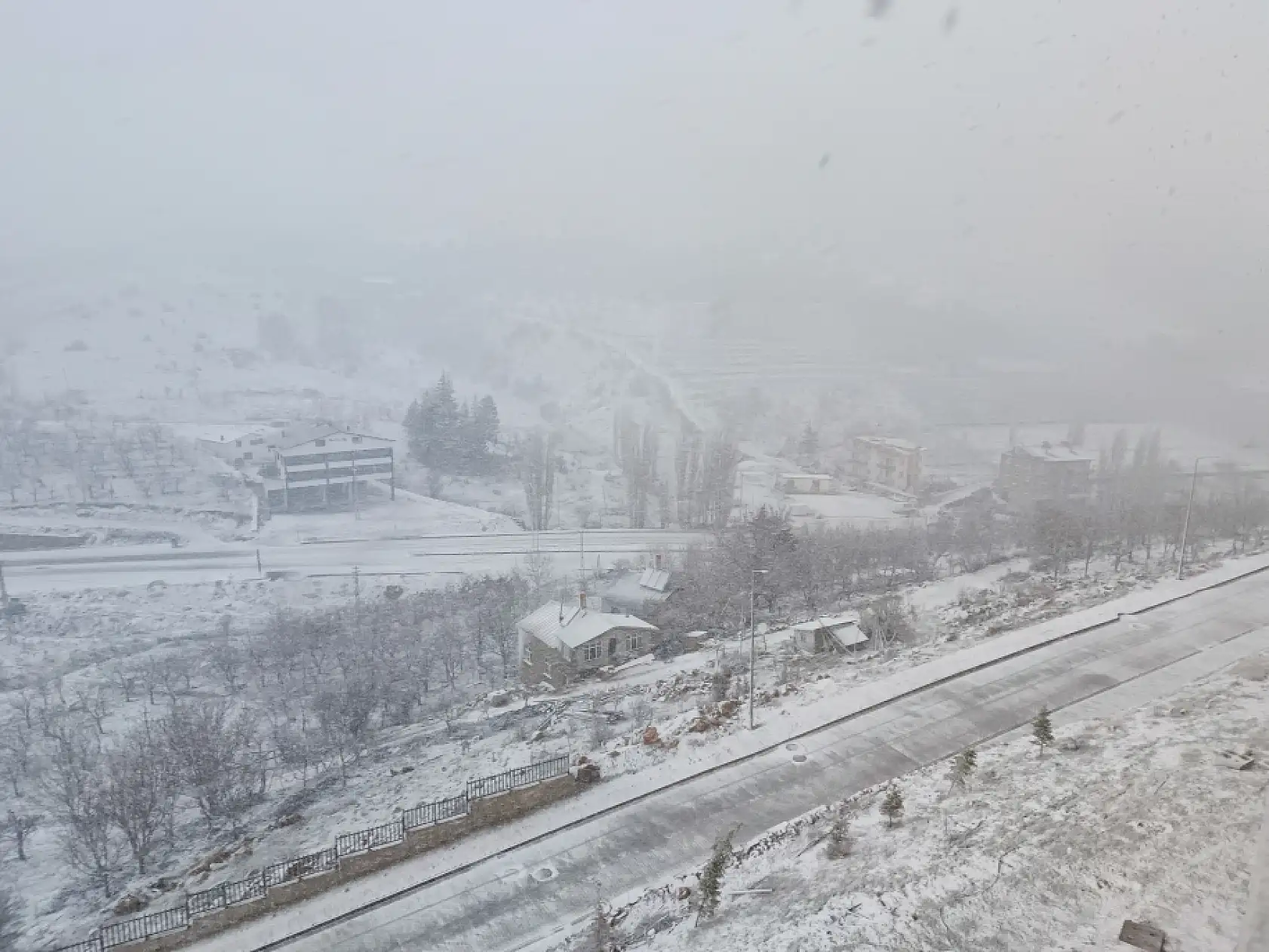 Konya'ya nisan ayında kar sürprizi: Beyaza büründü
