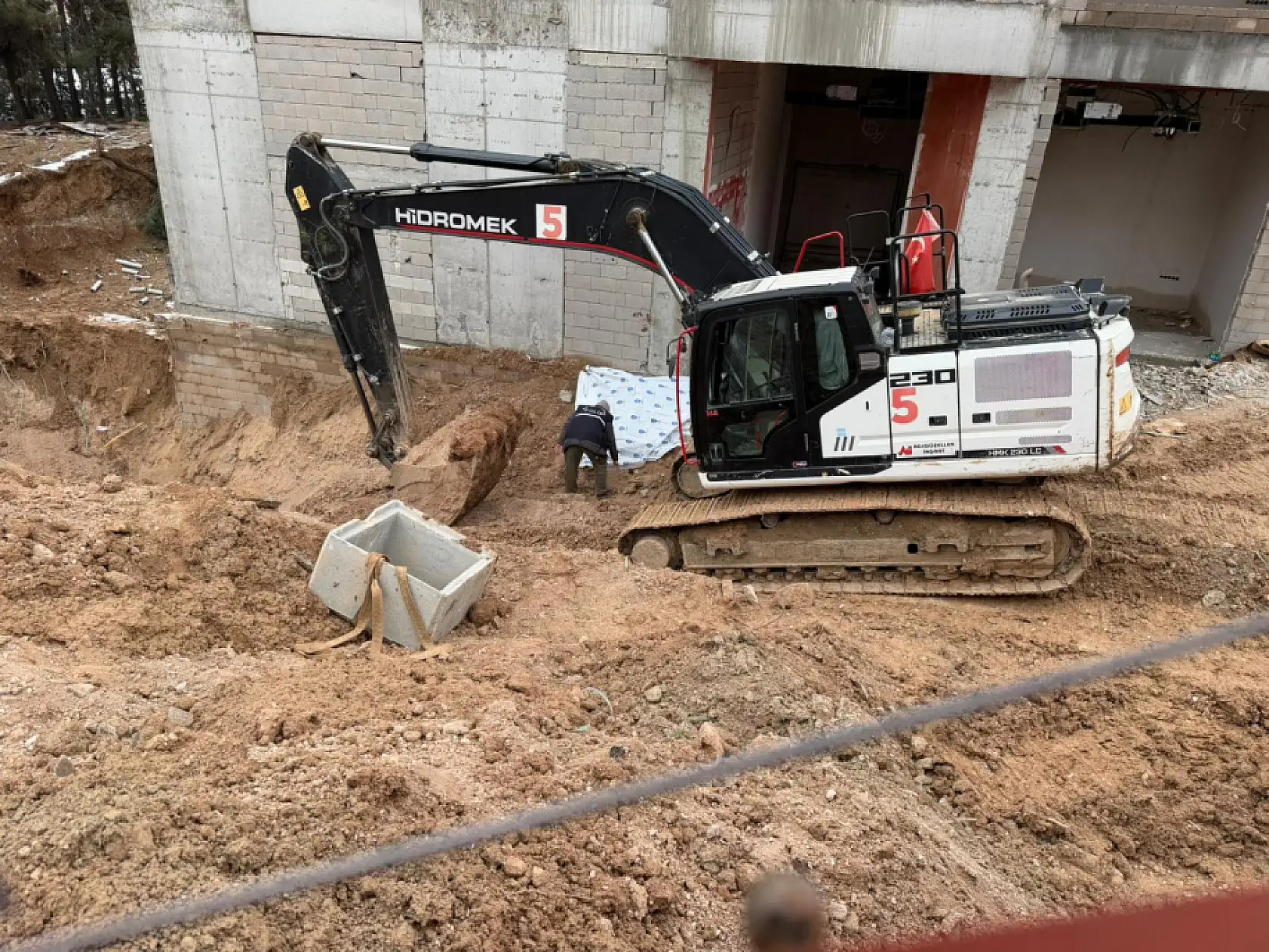 İnşaatta can pazarı: İş makinesi ile duvar arasında sıkışan işçi öldü