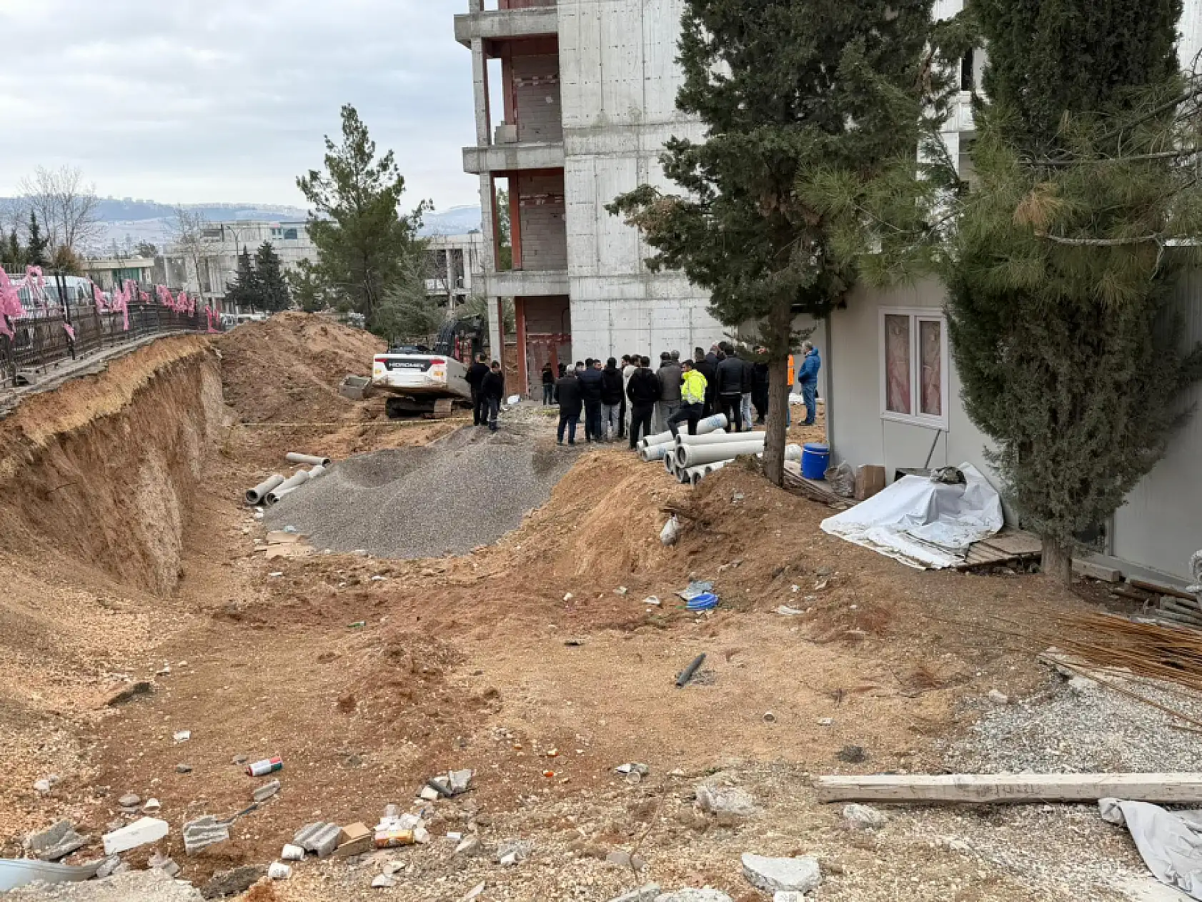 İnşaatta can pazarı: İş makinesi ile duvar arasında sıkışan işçi öldü