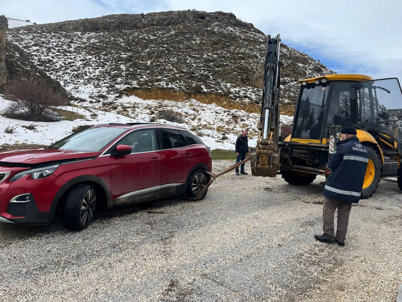 Konya'da yayla yolunda mahsur kalan aileyi belediye ekipleri kurtardı