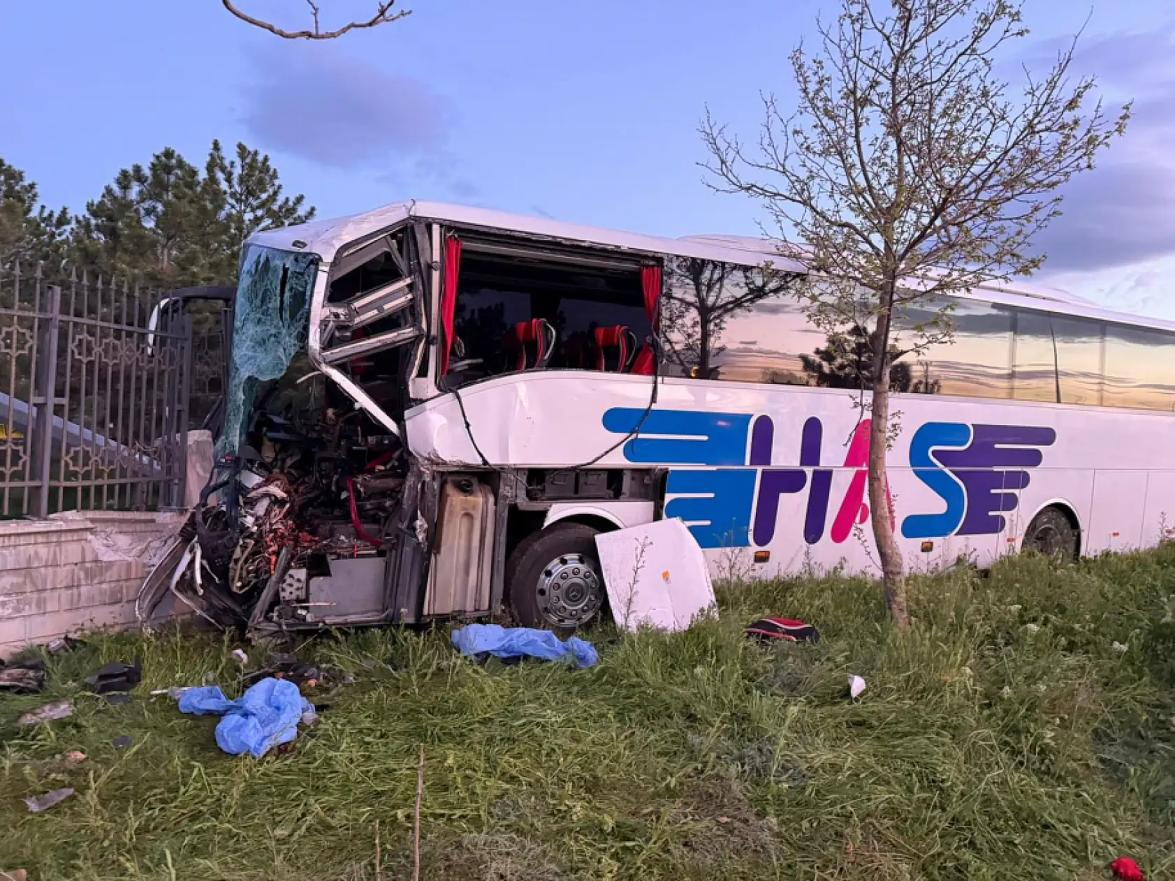 Konya güne acı haberle uyandı: Yolcu otobüsü, TIR'a çarptı: 1 ölü, 8 yaralı