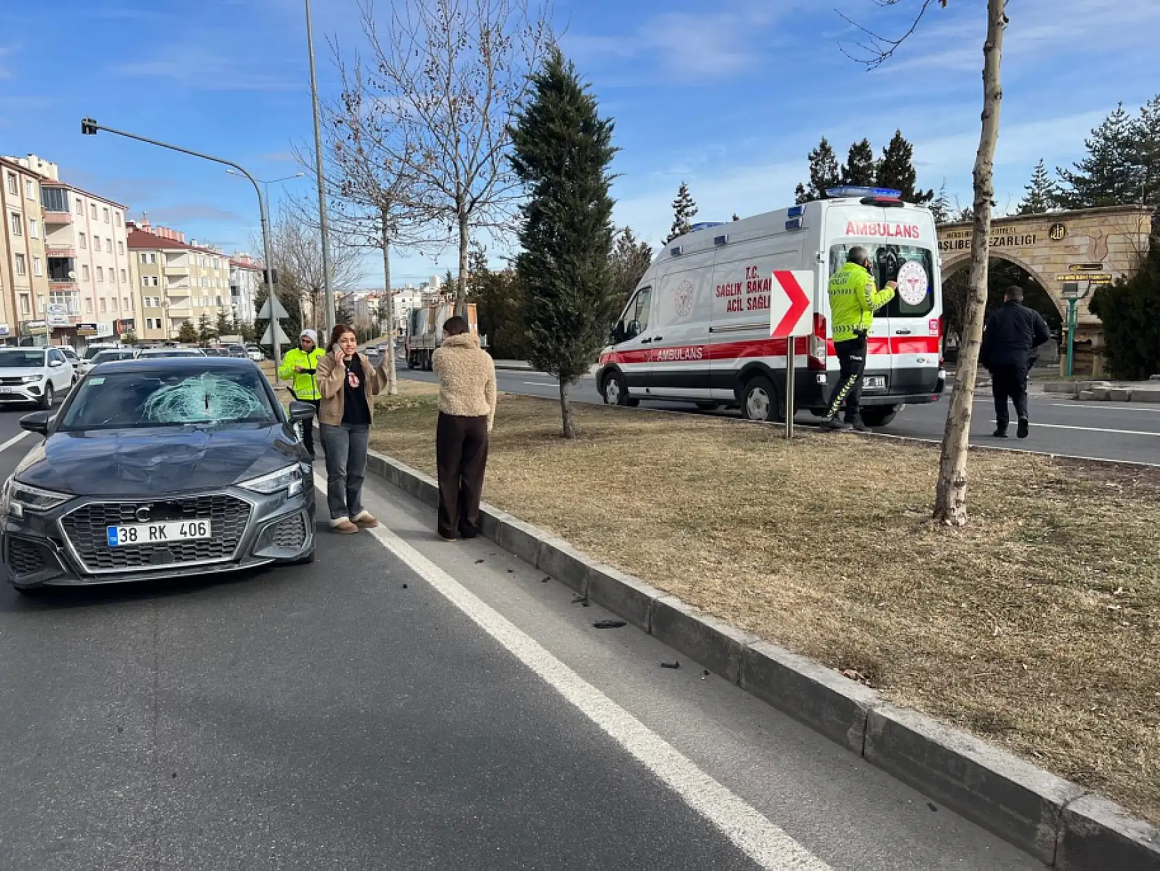 Yolun karşısına geçmek isterken can verdi