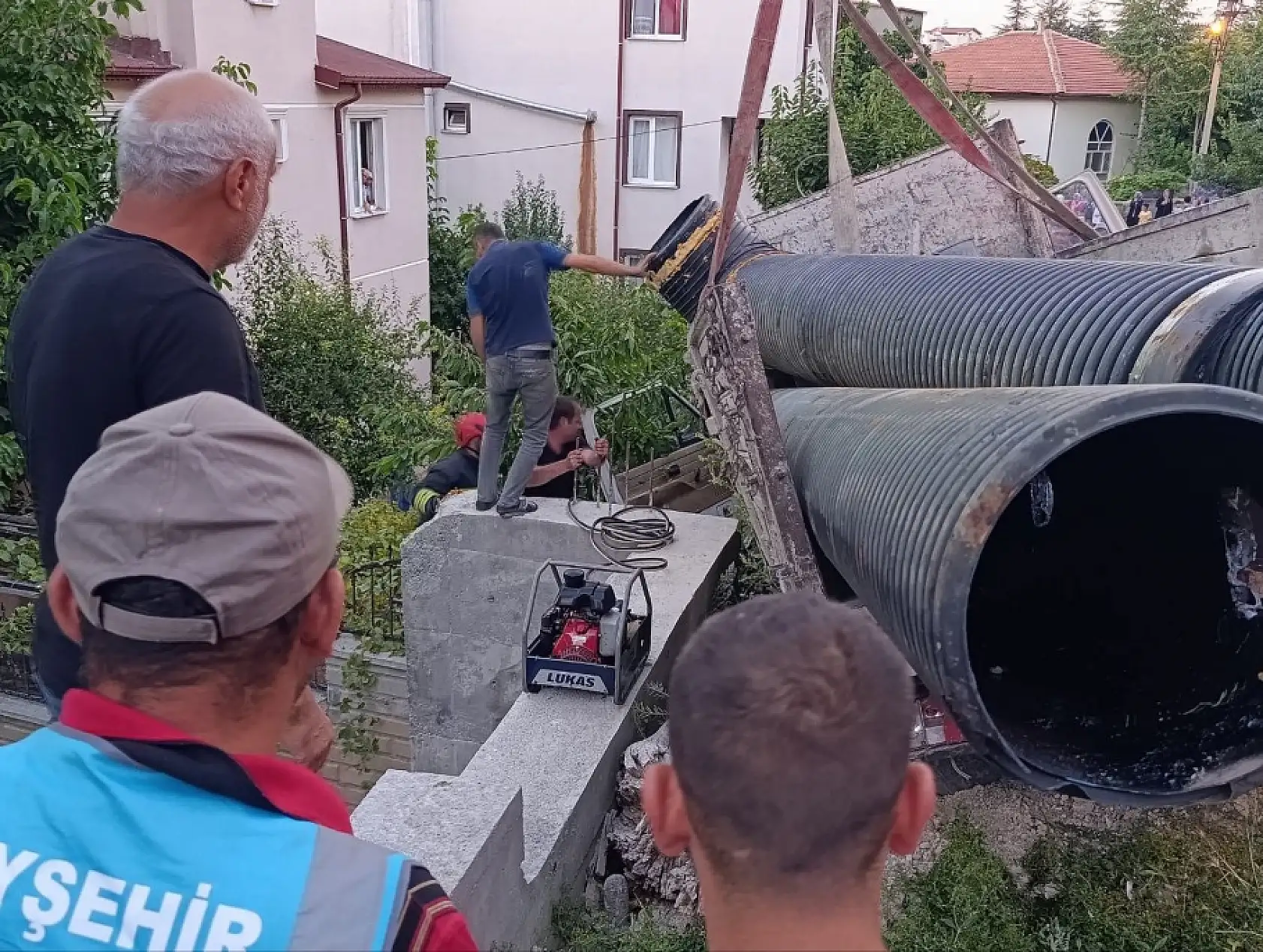 Konya'da genç, dehşeti yaşadı! Kamyoneti durdurmak isterken sıkıştı