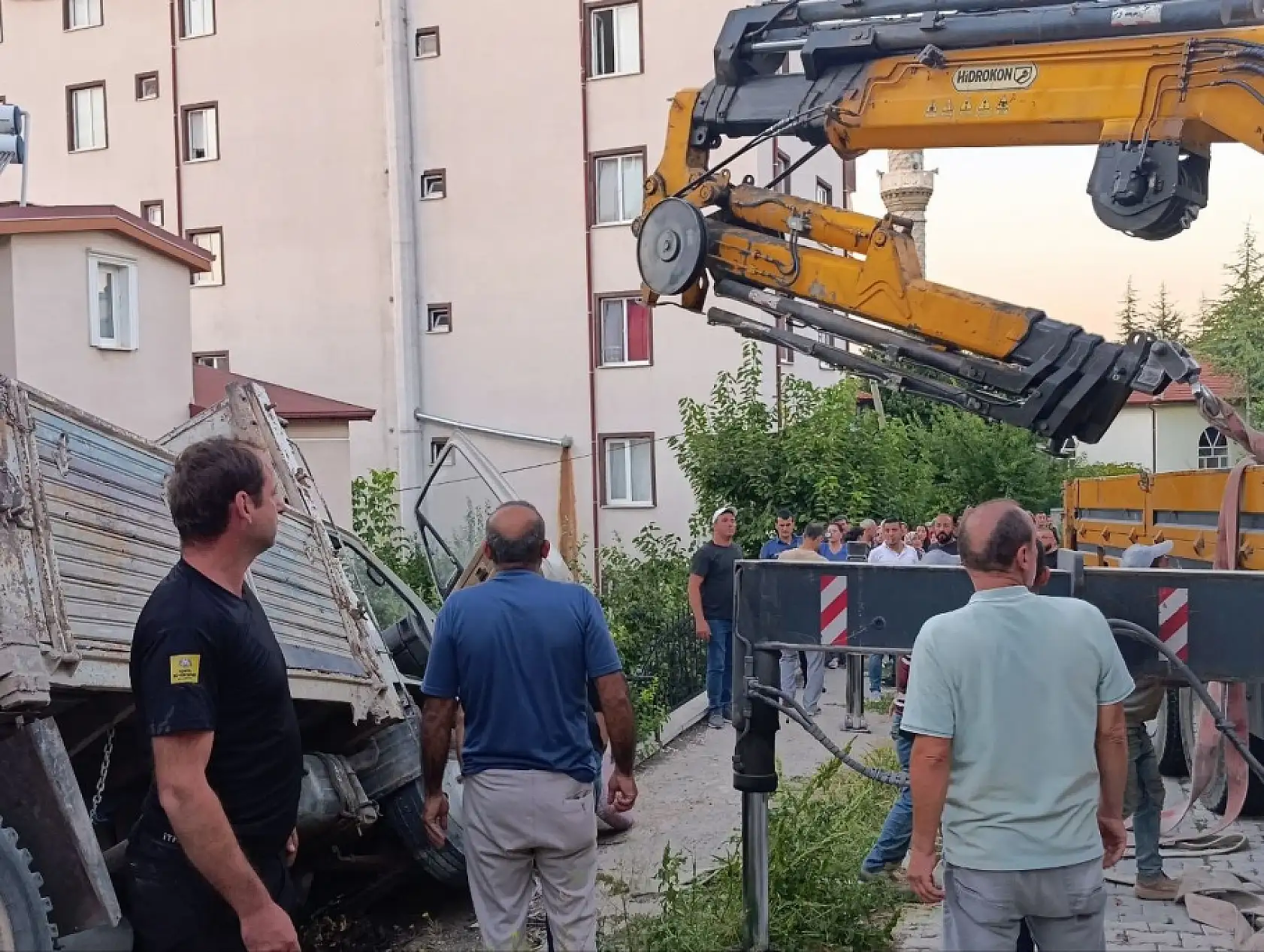 Konya'da genç, dehşeti yaşadı! Kamyoneti durdurmak isterken sıkıştı