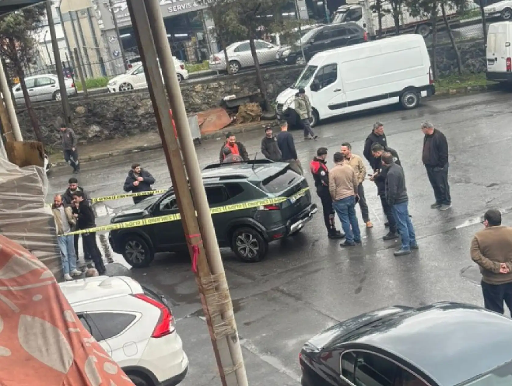 Eşiyle ilişkisi olduğunu öne sürdüğü kişiyi öldürüp kaçtı
