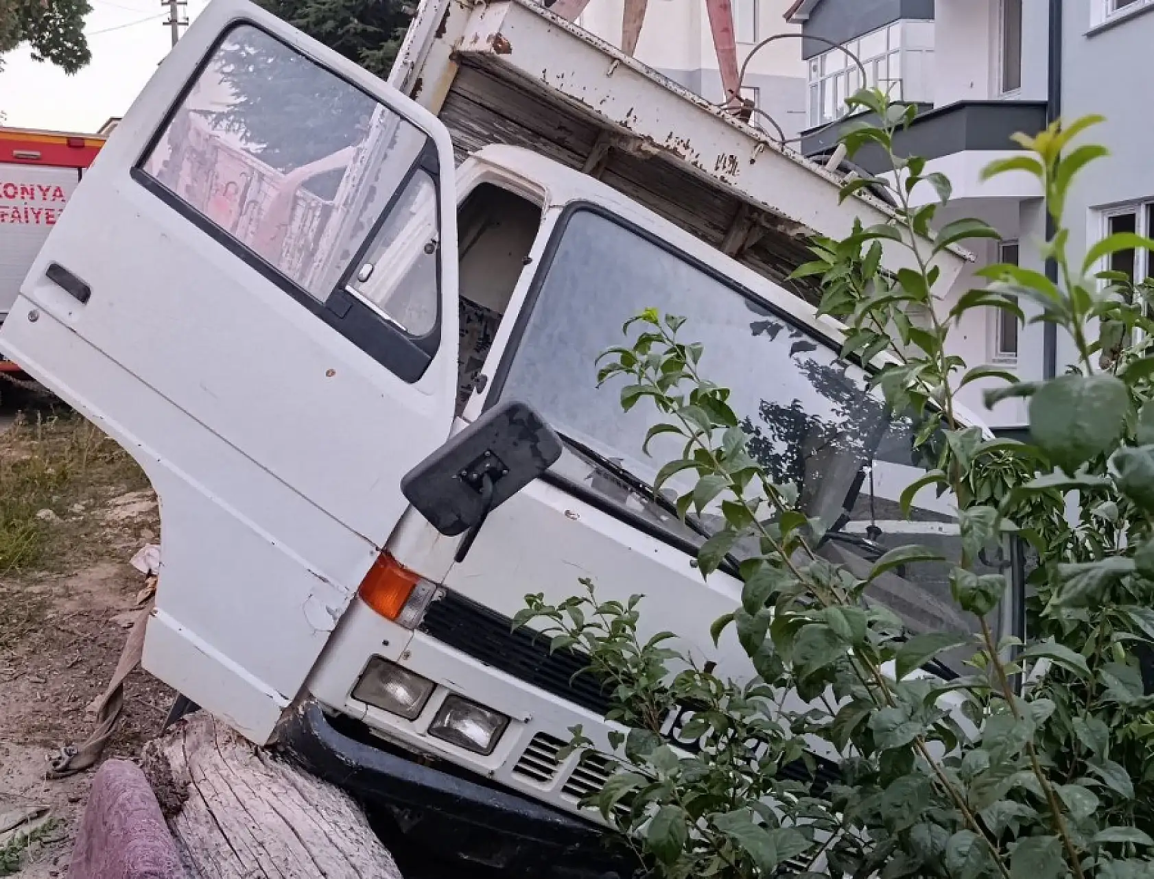 Konya'da genç, dehşeti yaşadı! Kamyoneti durdurmak isterken sıkıştı