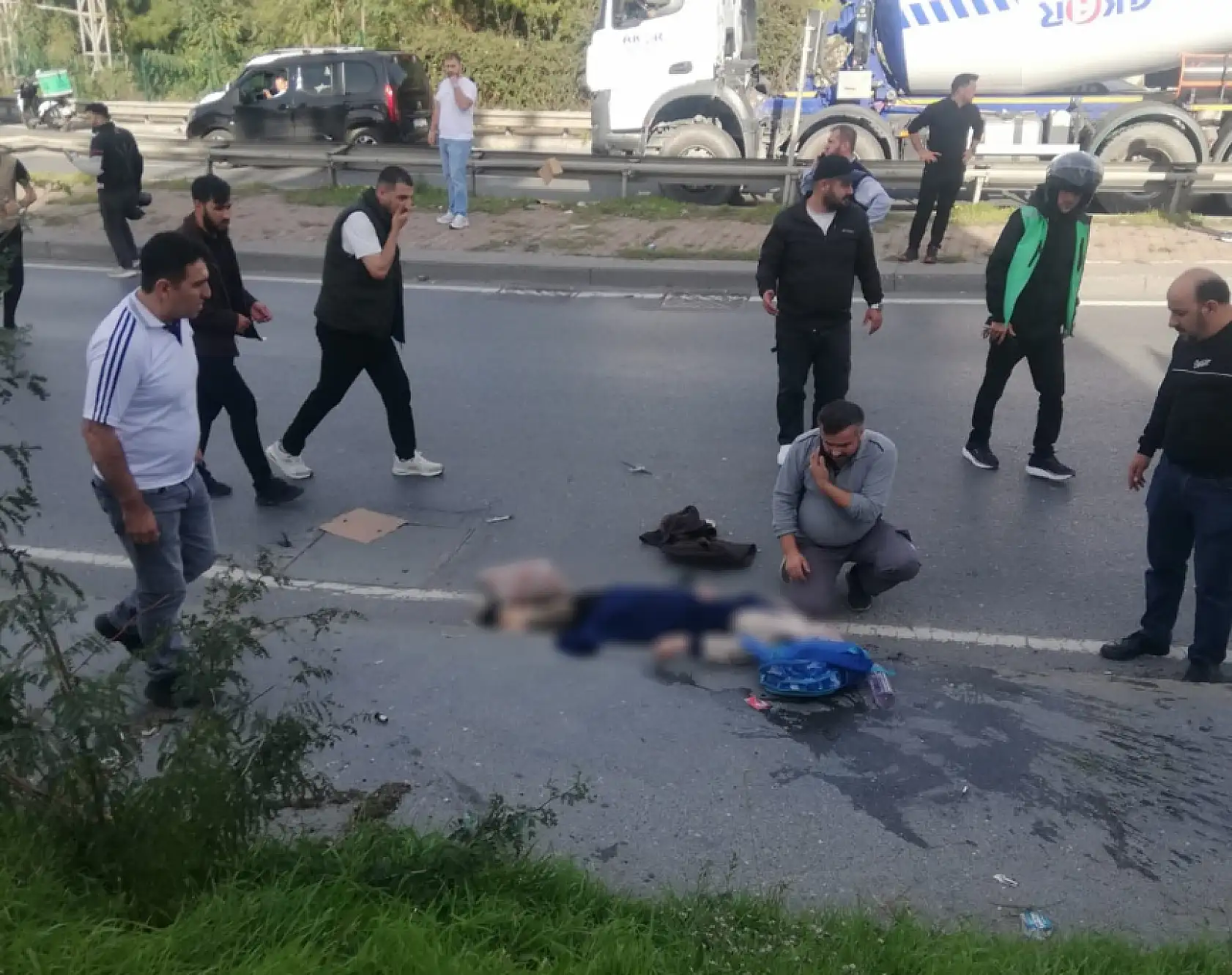 Minibüsün geldiğini görünce çocuklarını kenara itti, kendisi can verdi!