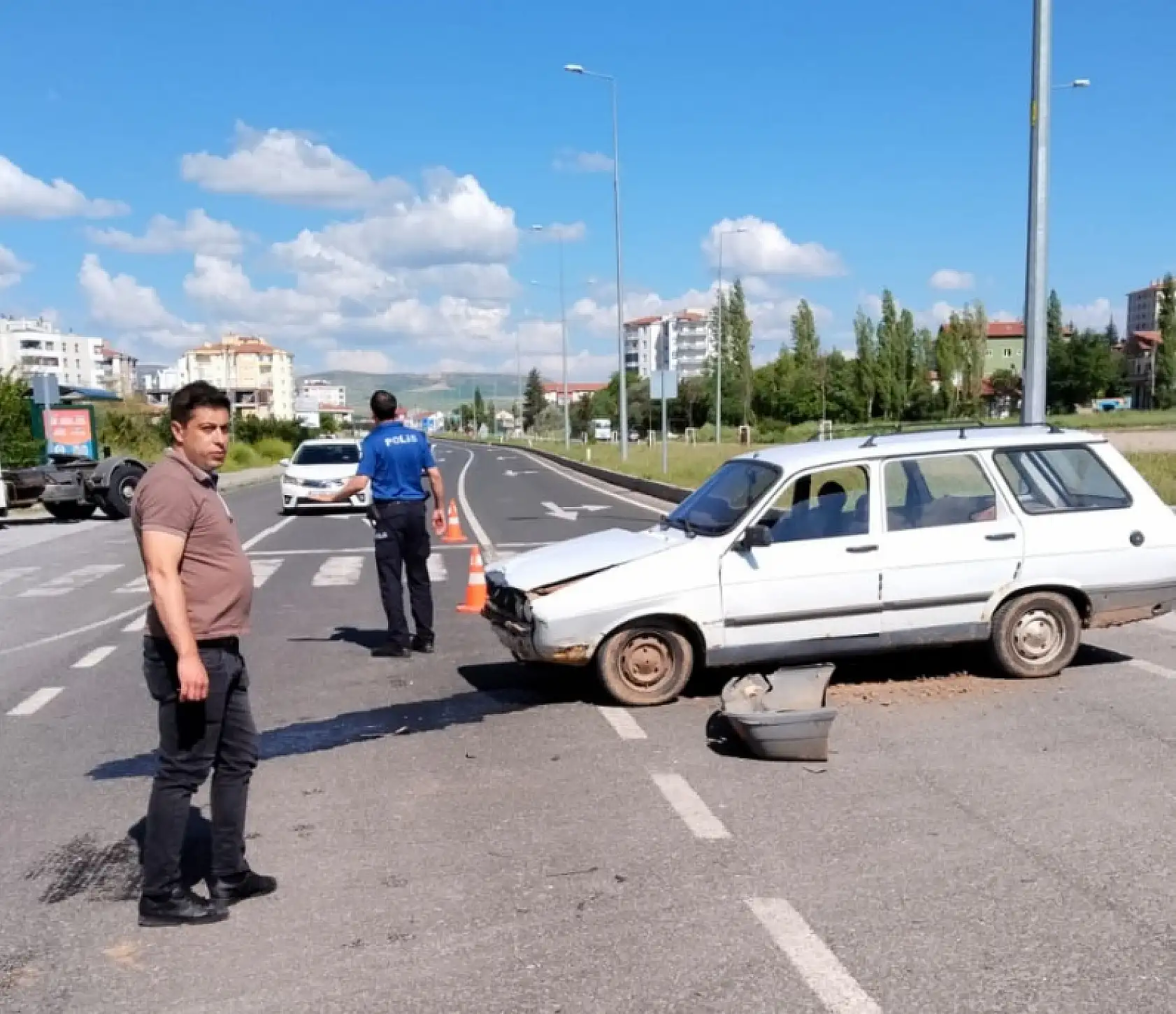 İki otomobil kavşakta çarpıştı: 3 ölü, 5 yaralı
