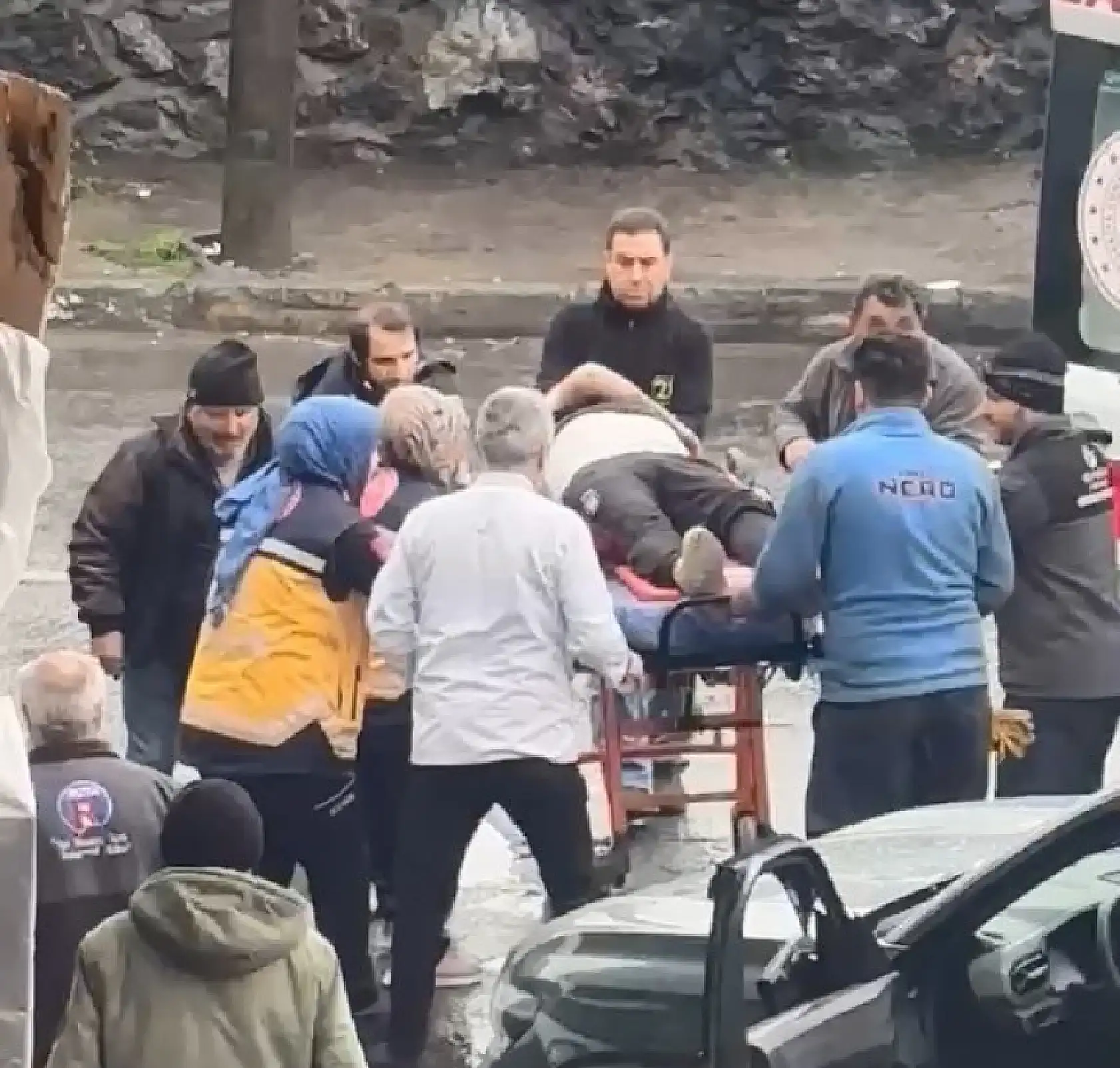Eşiyle ilişkisi olduğunu öne sürdüğü kişiyi öldürüp kaçtı