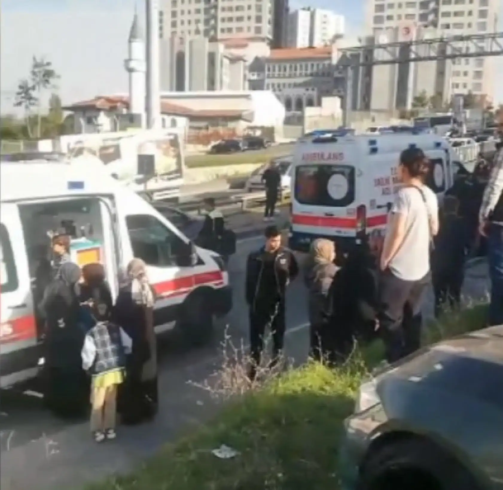 Minibüsün geldiğini görünce çocuklarını kenara itti, kendisi can verdi!
