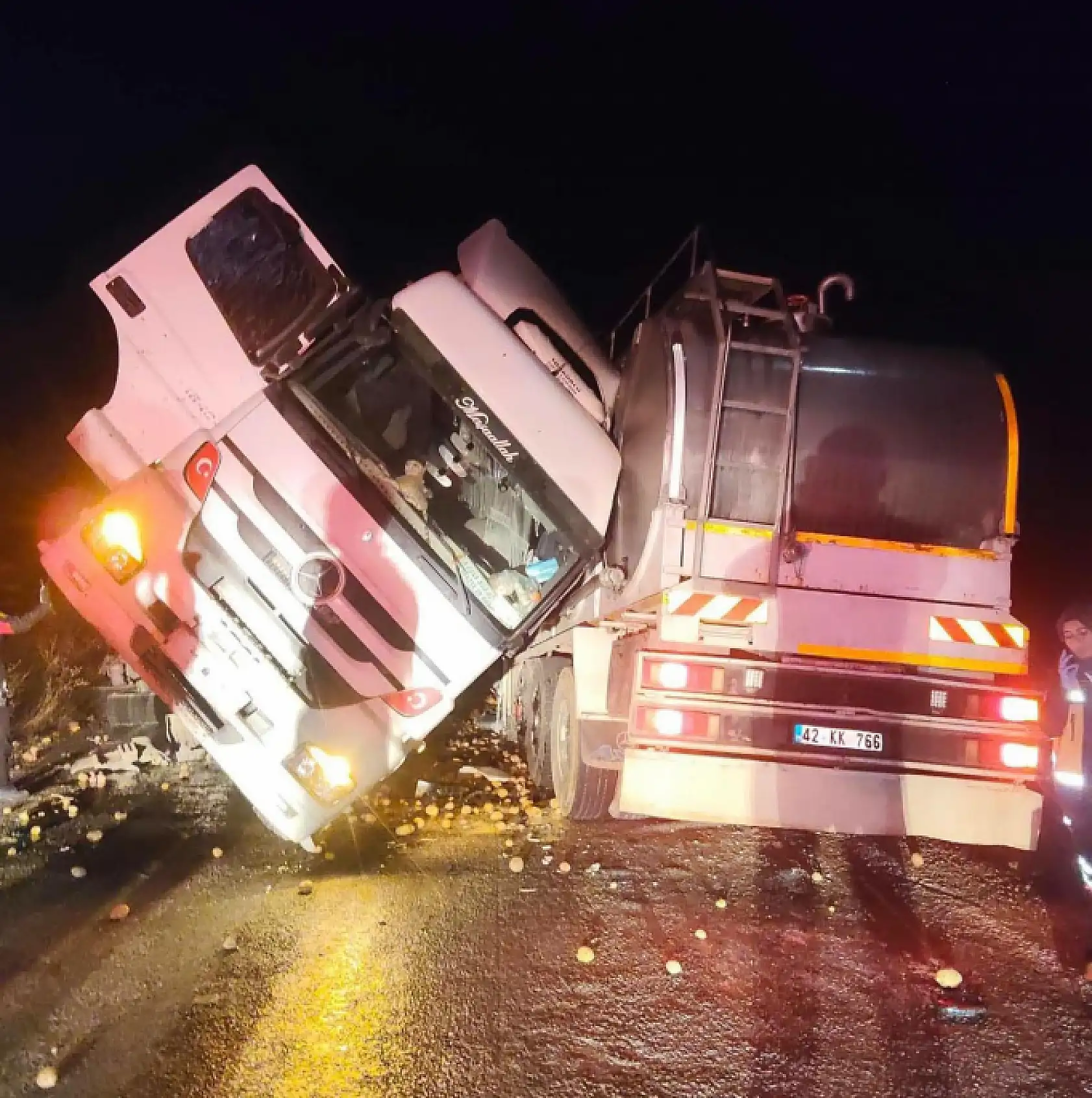 Konya'da kaza: TIR'a çarpan tankerin sürücüsü hayatını kaybetti!