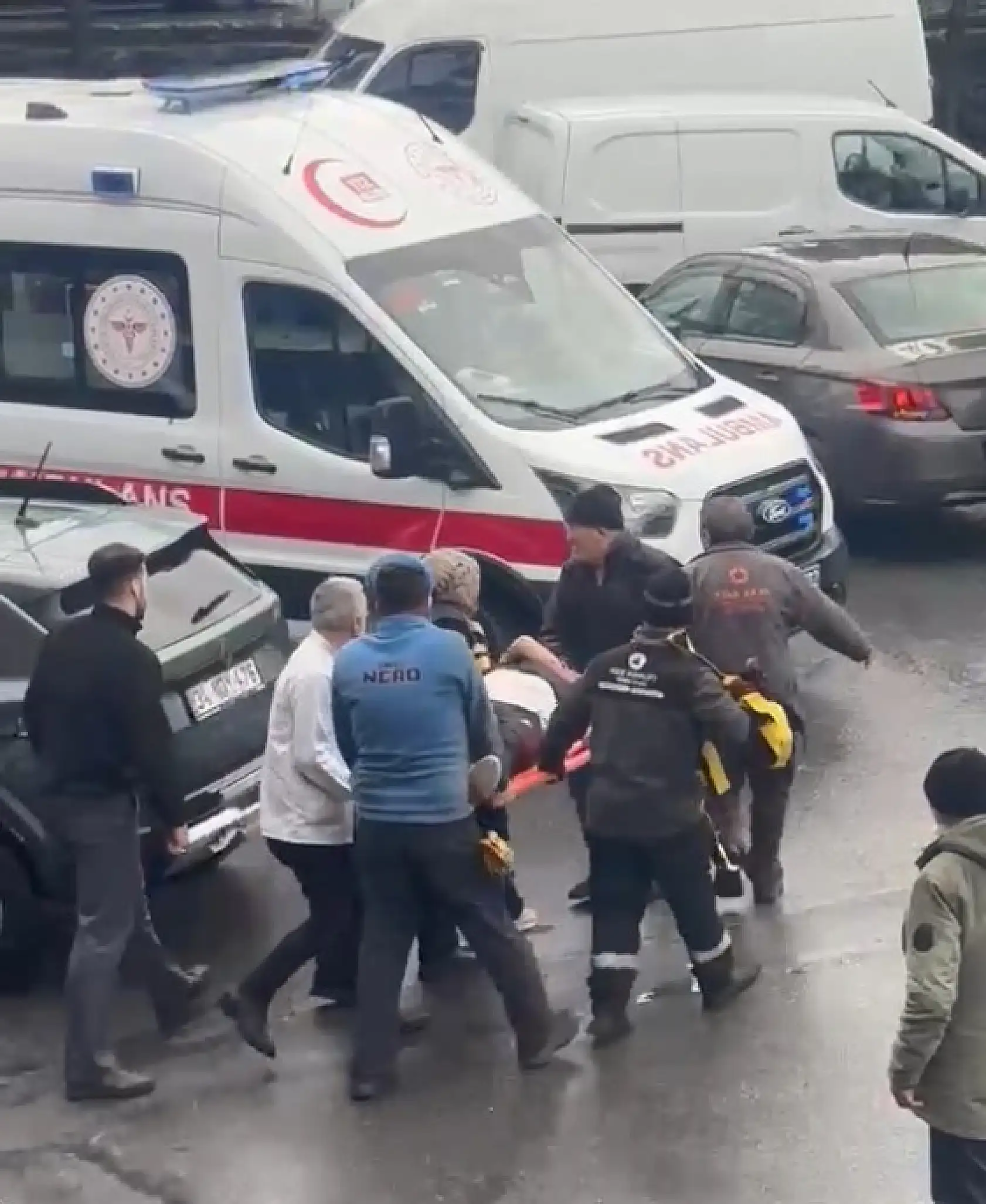Eşiyle ilişkisi olduğunu öne sürdüğü kişiyi öldürüp kaçtı