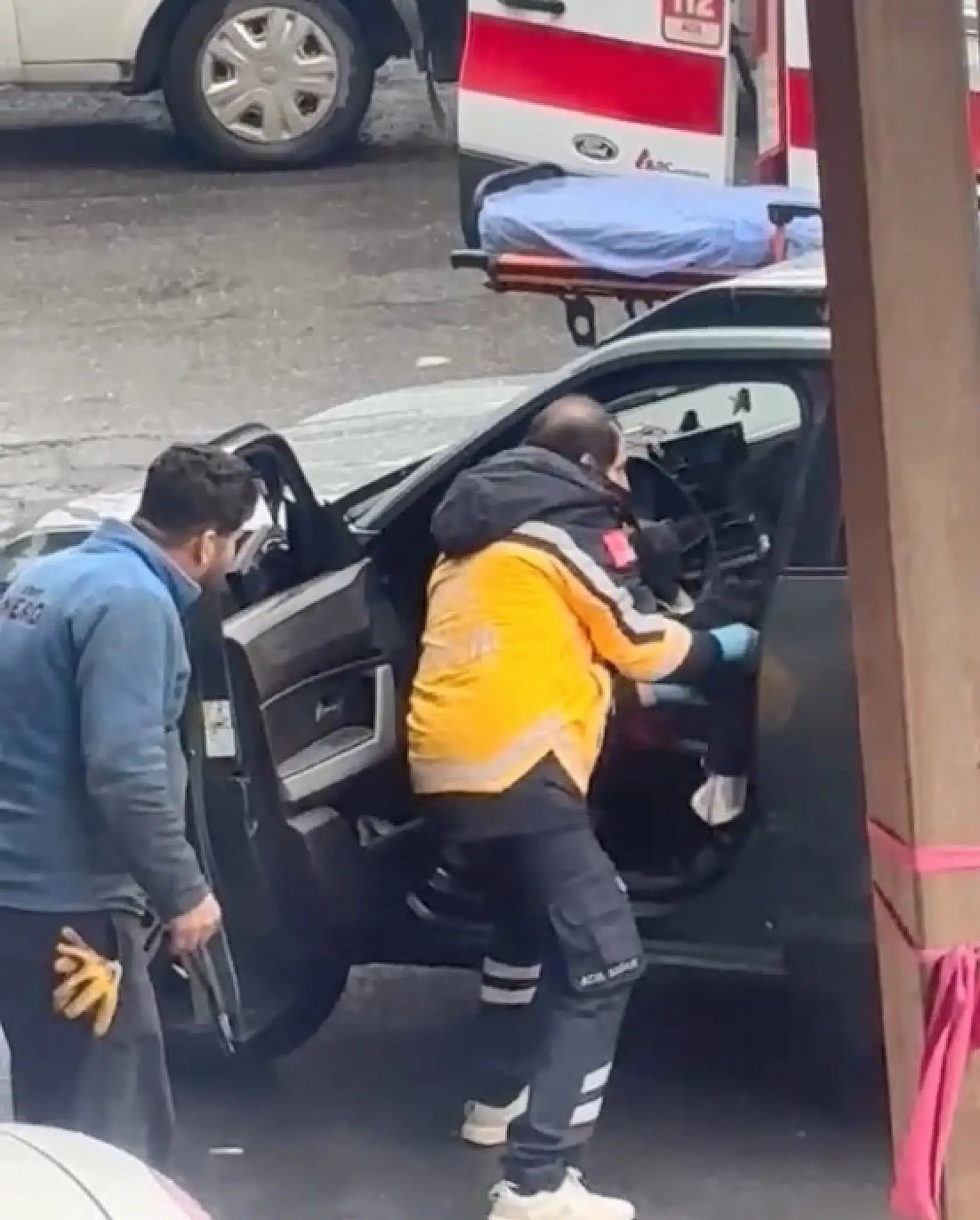 Eşiyle ilişkisi olduğunu öne sürdüğü kişiyi öldürüp kaçtı