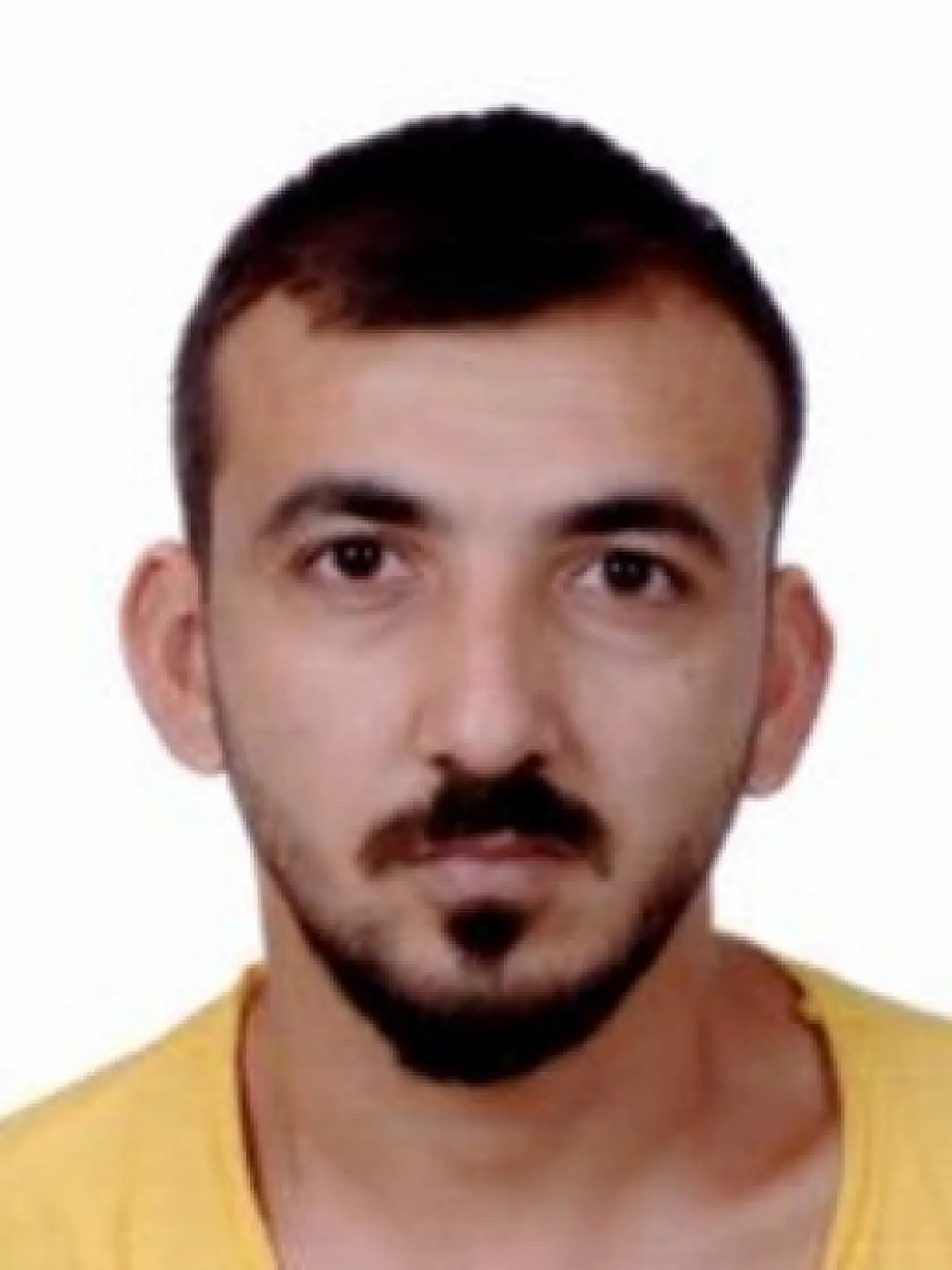 Eşiyle ilişkisi olduğunu öne sürdüğü kişiyi öldürüp kaçtı