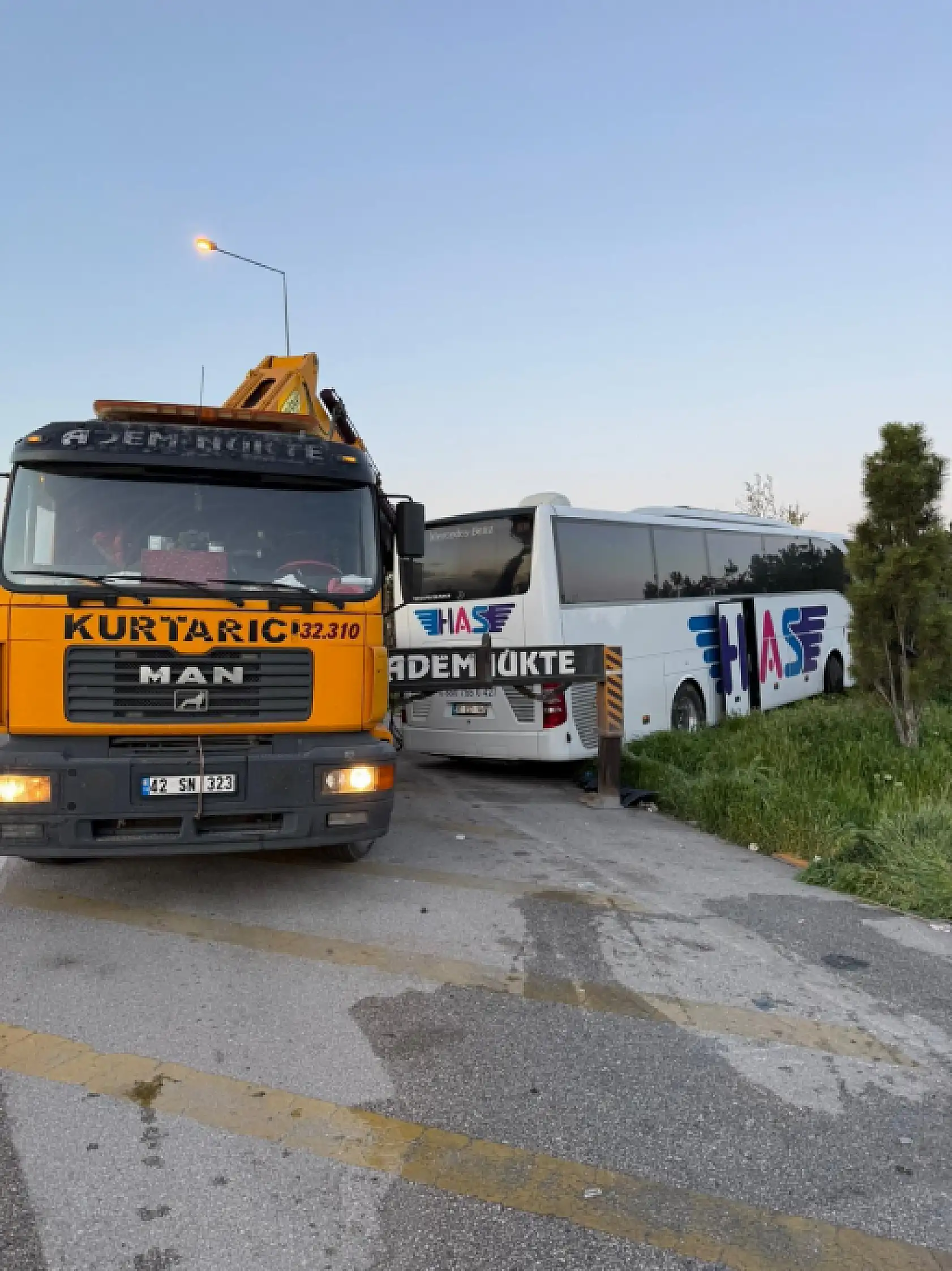 Konya güne acı haberle uyandı: Yolcu otobüsü, TIR'a çarptı: 1 ölü, 8 yaralı