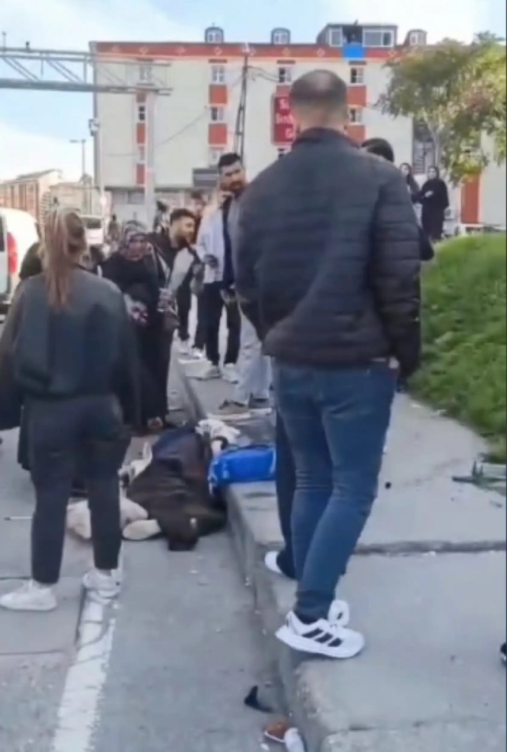 Minibüsün geldiğini görünce çocuklarını kenara itti, kendisi can verdi!