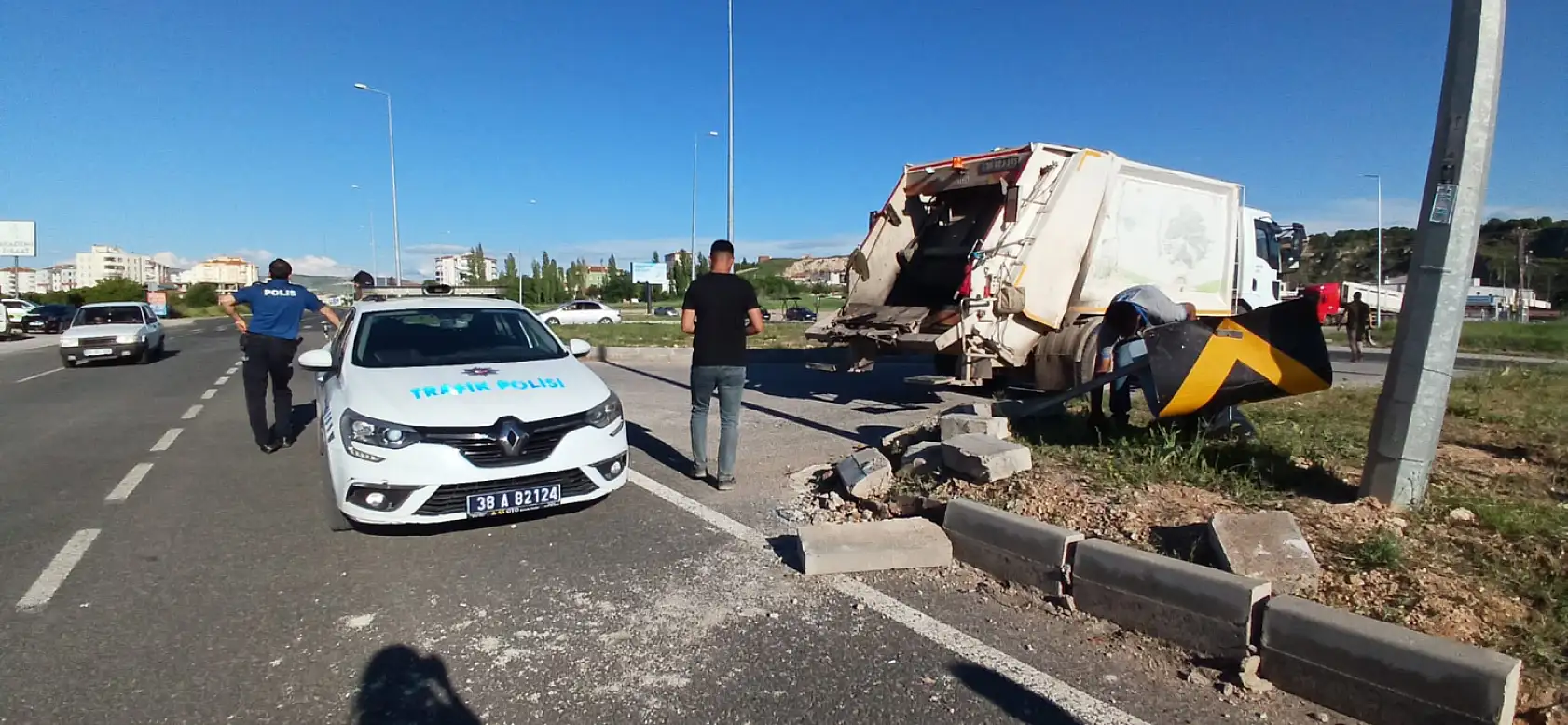 İki otomobil kavşakta çarpıştı: 3 ölü, 5 yaralı