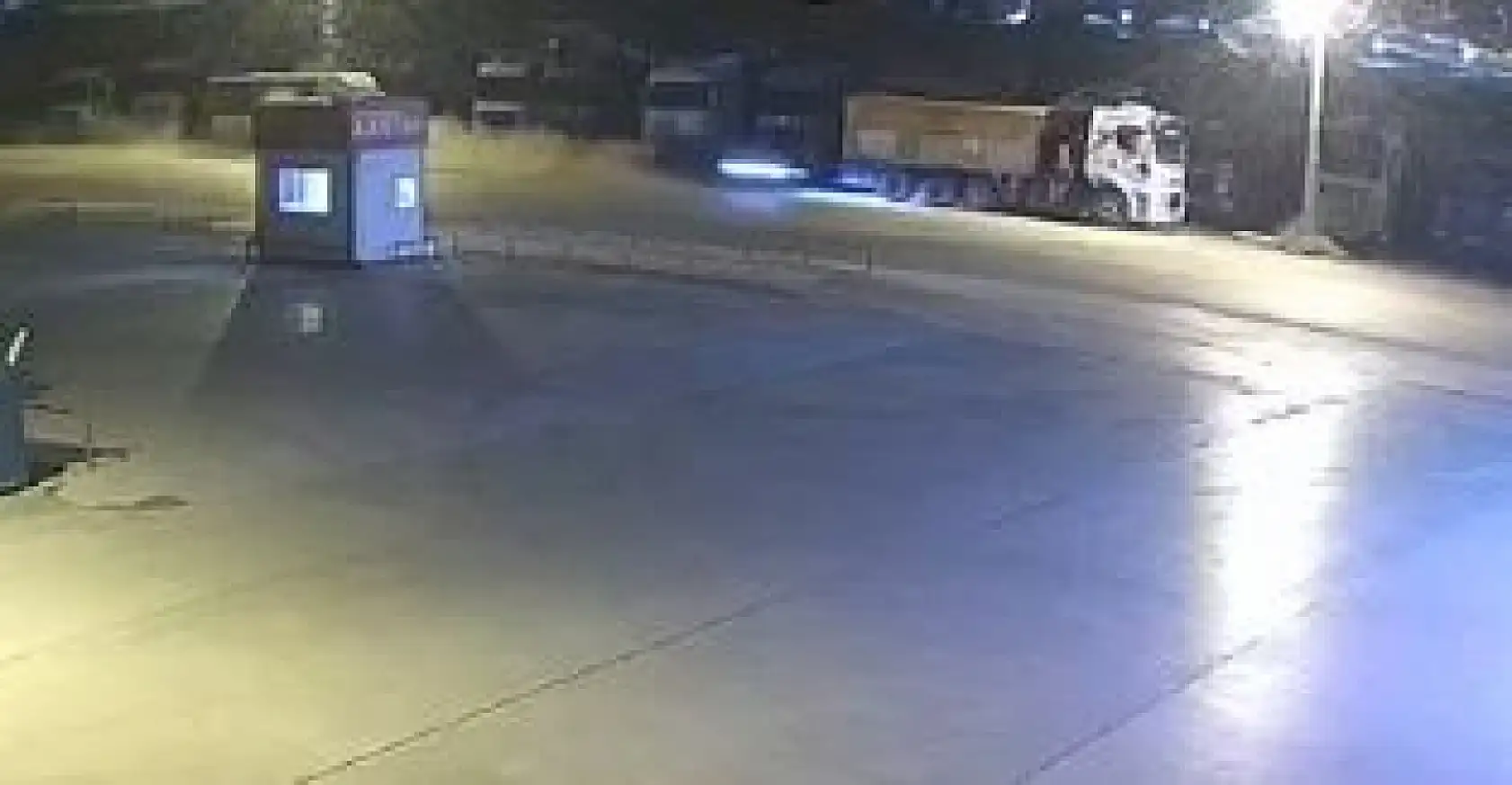 Otomobil kamyona ok gibi saplandı: 4 genç hayatını kaybetti