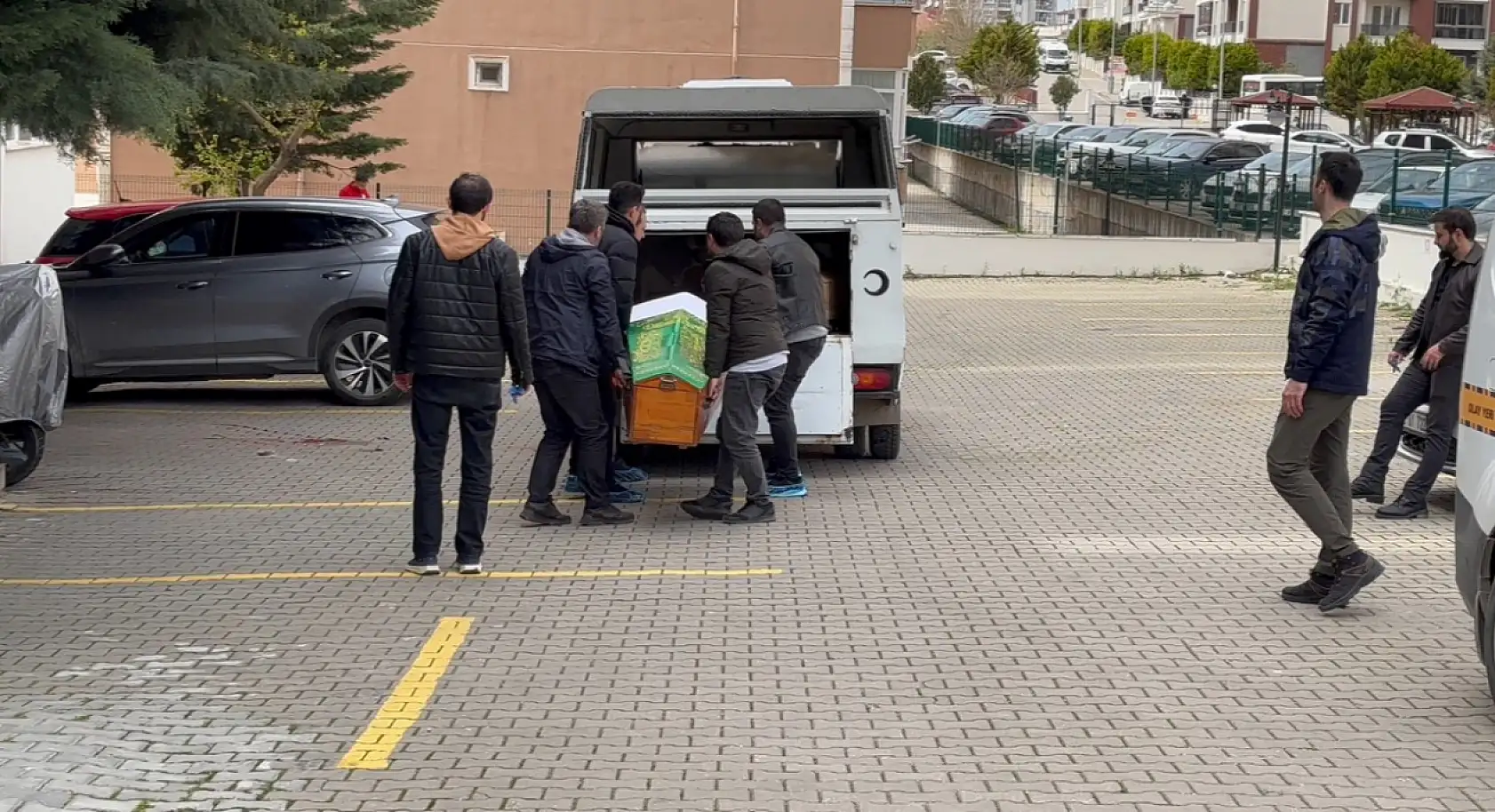 Eski avukat evinin önünde ölü bulundu: Binadan mı düştü?