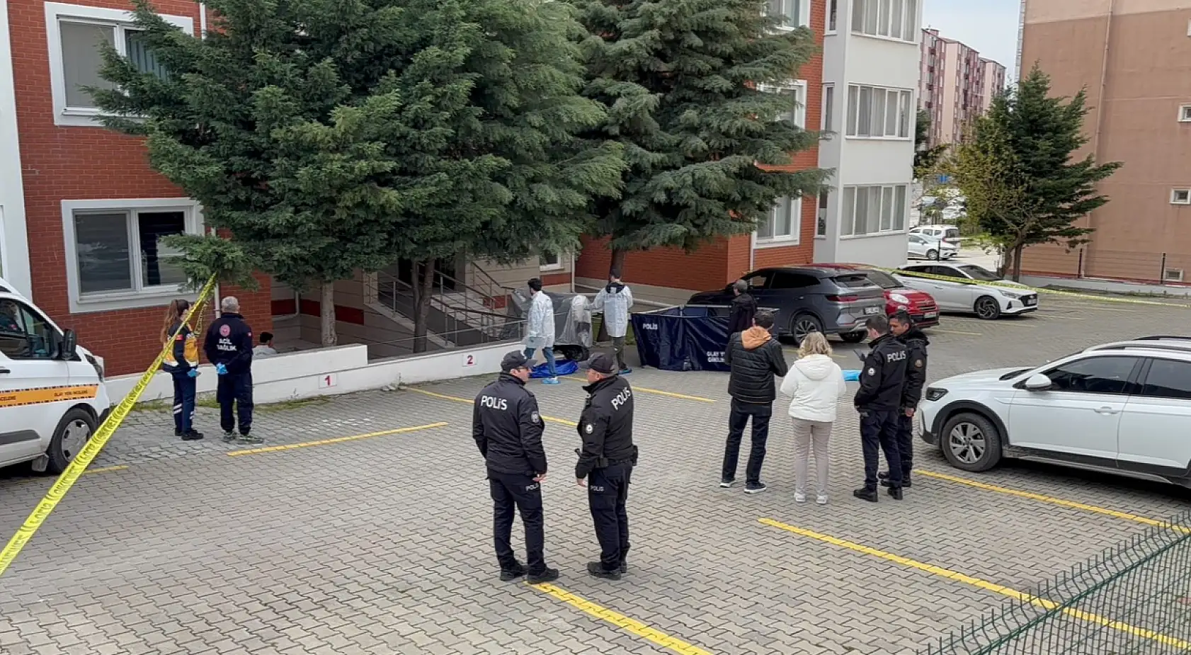 Eski avukat evinin önünde ölü bulundu: Binadan mı düştü?