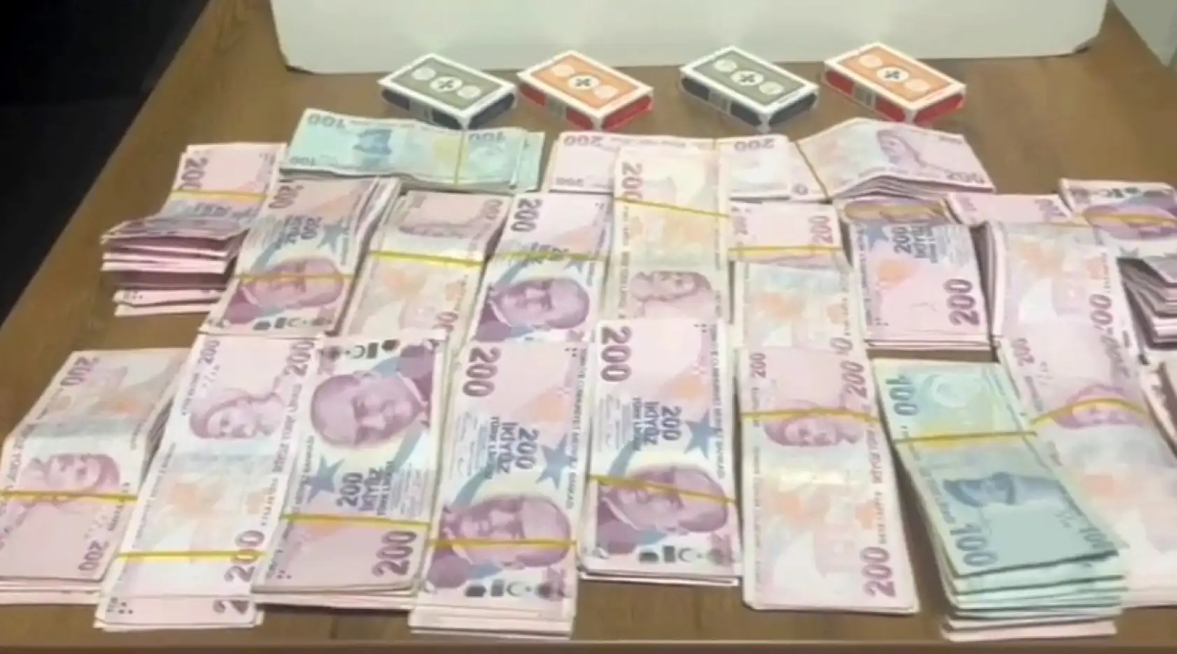 Konya merkezde iş yerine baskın! Kumarcı çıktılar