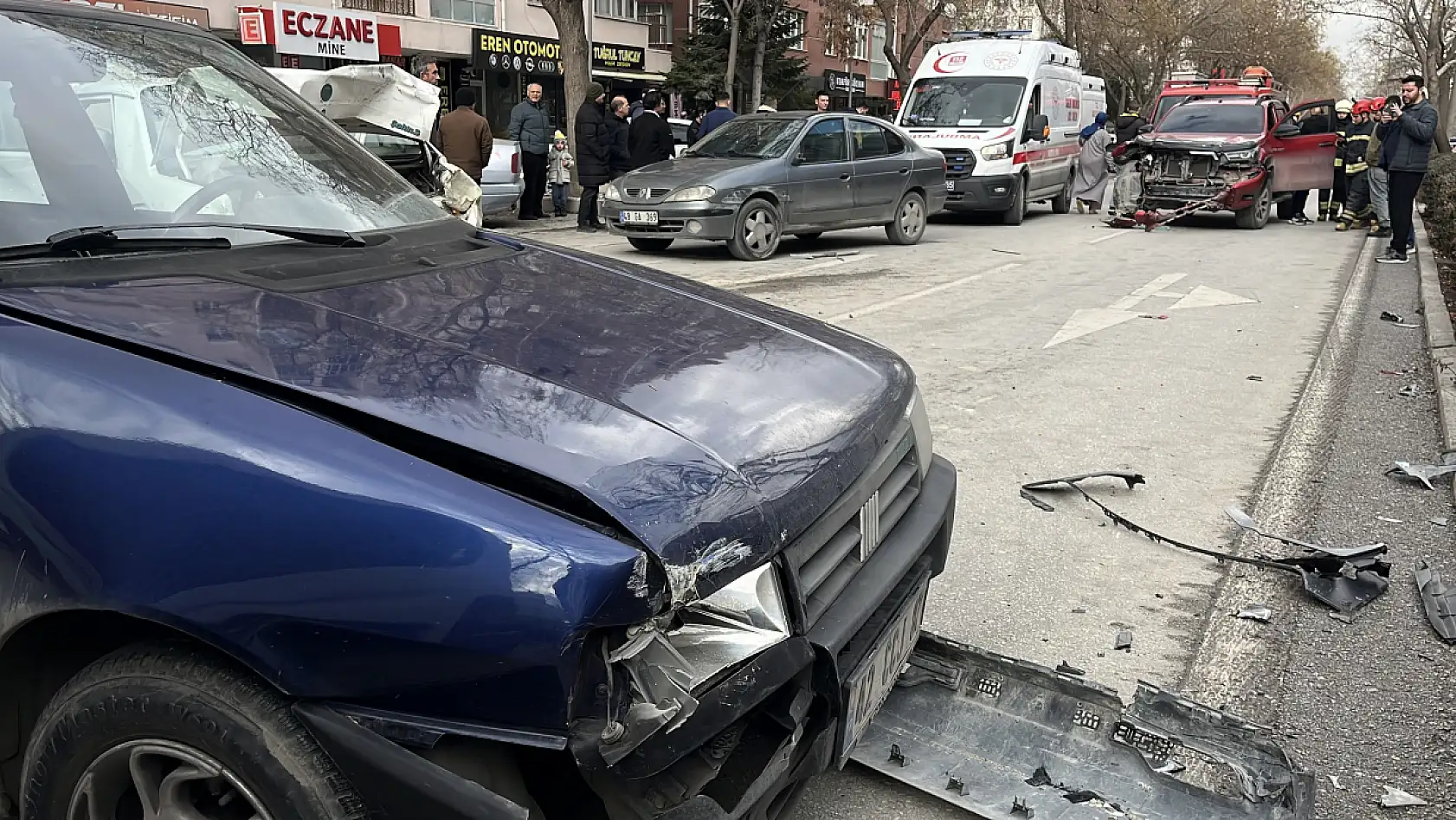 Konya merkezde kamyonet, kırmızı ışıkta bekleyen 7 aracın arasına daldı