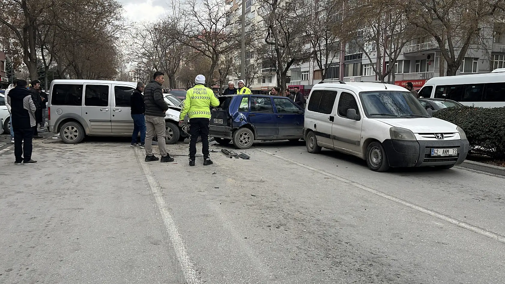 Konya merkezde kamyonet, kırmızı ışıkta bekleyen 7 aracın arasına daldı