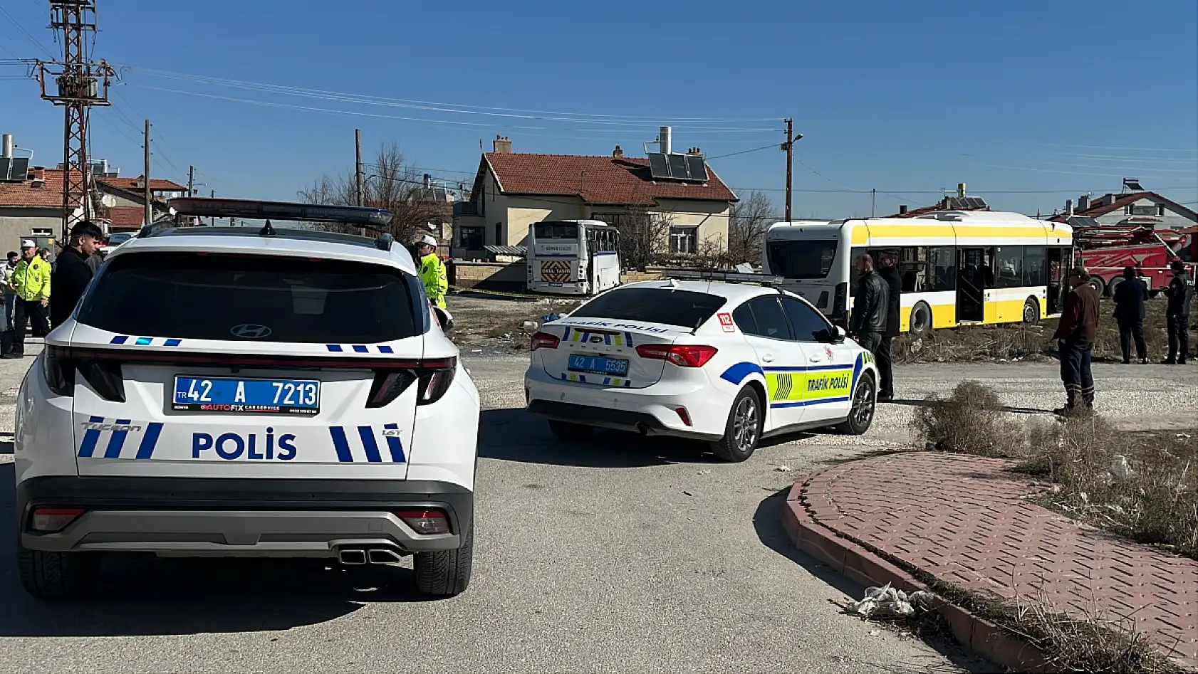 Konya merkezde servis aracı ile belediye otobüsü çarpıştı, 20 yaralı!