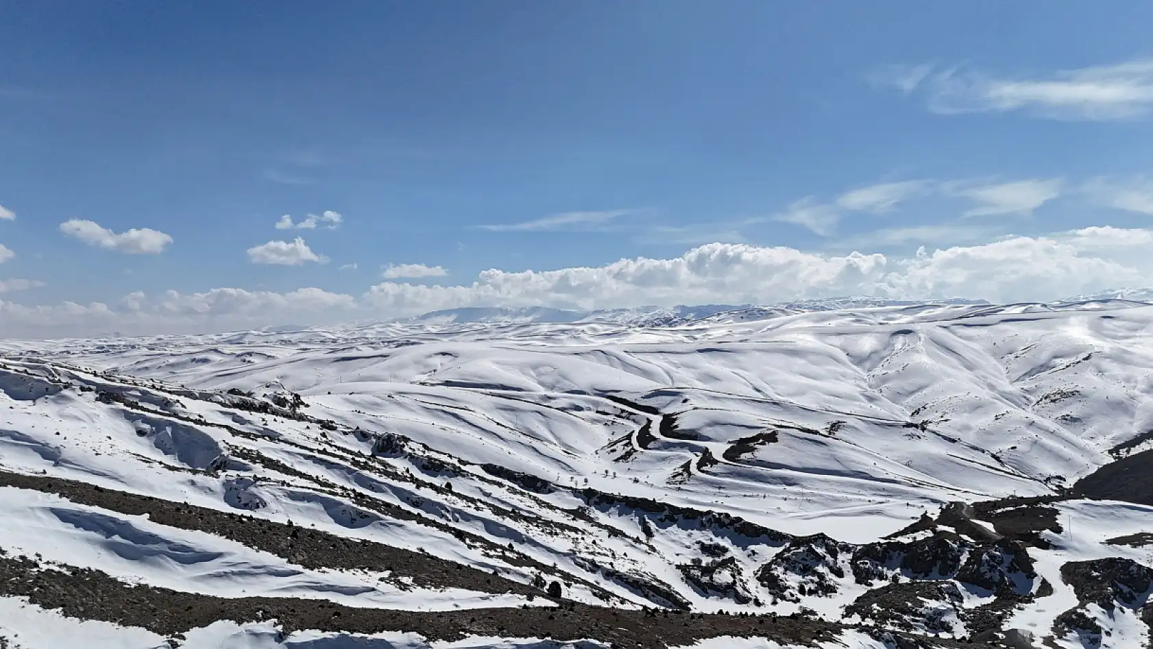 Orta Toroslar'da kış ve bahar bir arada: Zirvelerde kar, eteklerde çiçek heyecanı