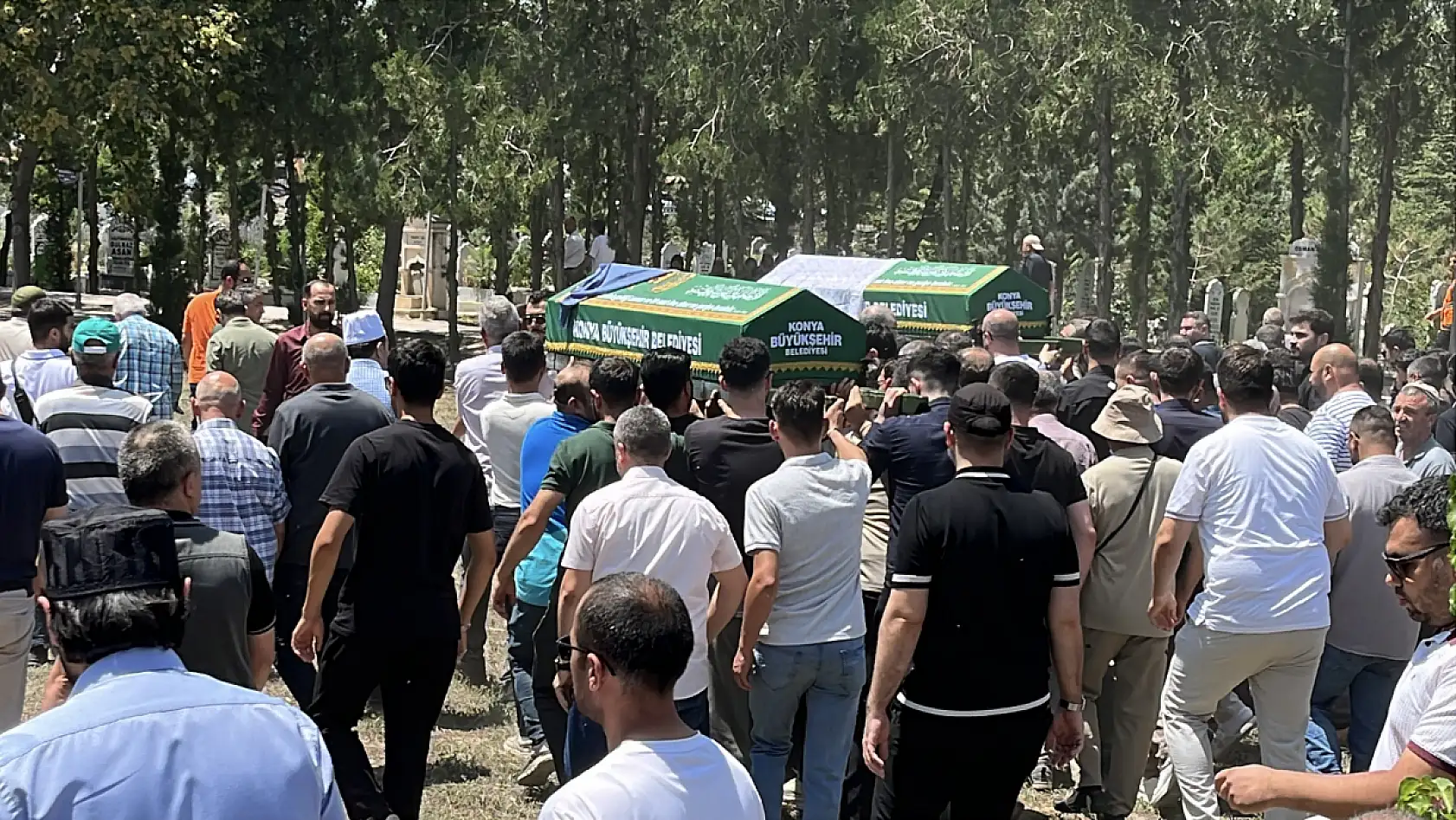 Konya'yı yasa boğan anne ve kız son yolculuğuna uğurlandı: Gözyaşları sel oldu